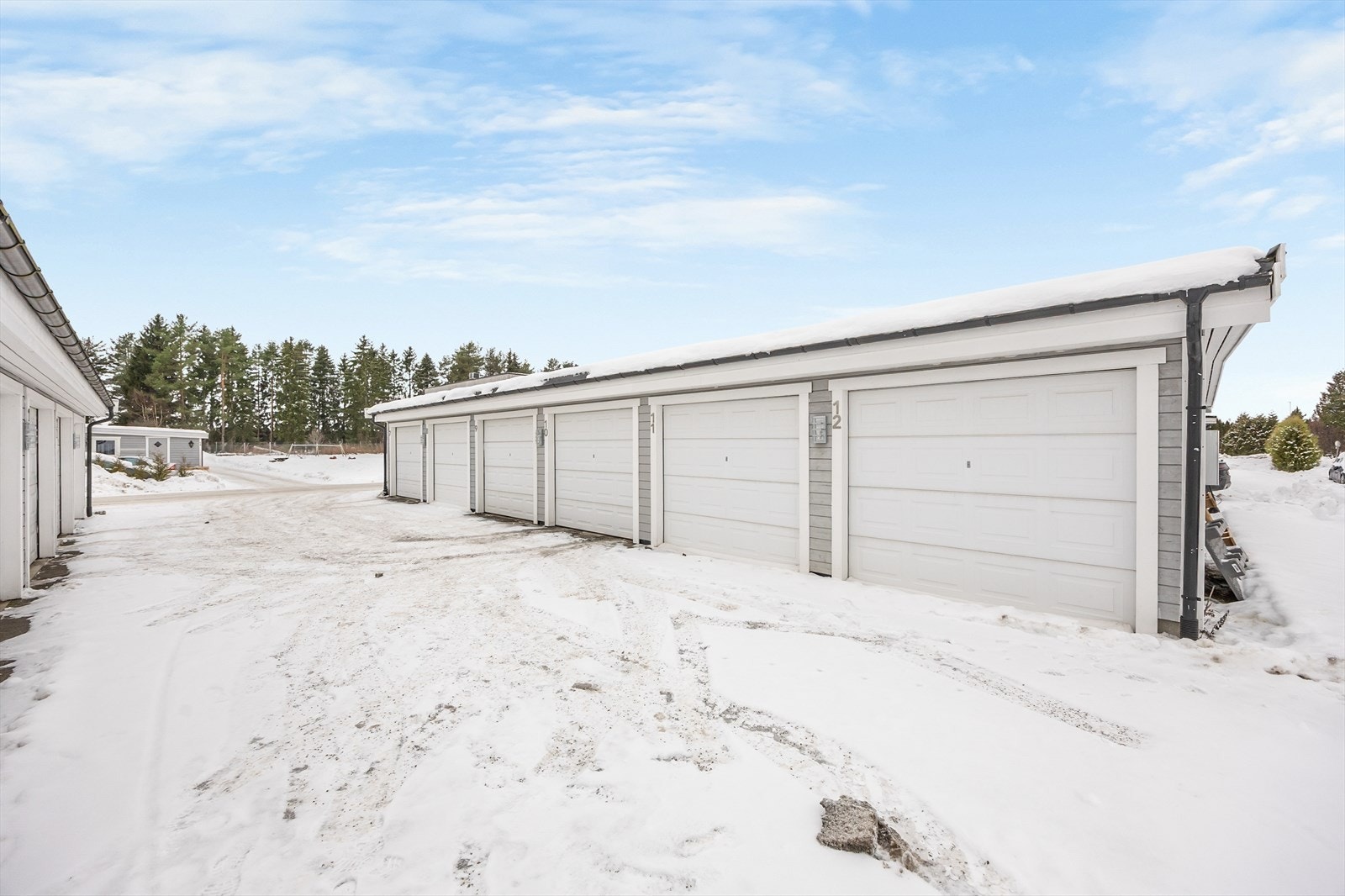 Med leiligheten følger en egen garasjeplass i felles rekke, og bod i kjeller. Galleribilde