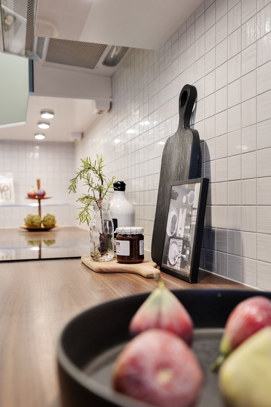 Fliser mellom benkeplate og overskap gir en ryddig sone som er enkel å rengjøre. Galleribilde