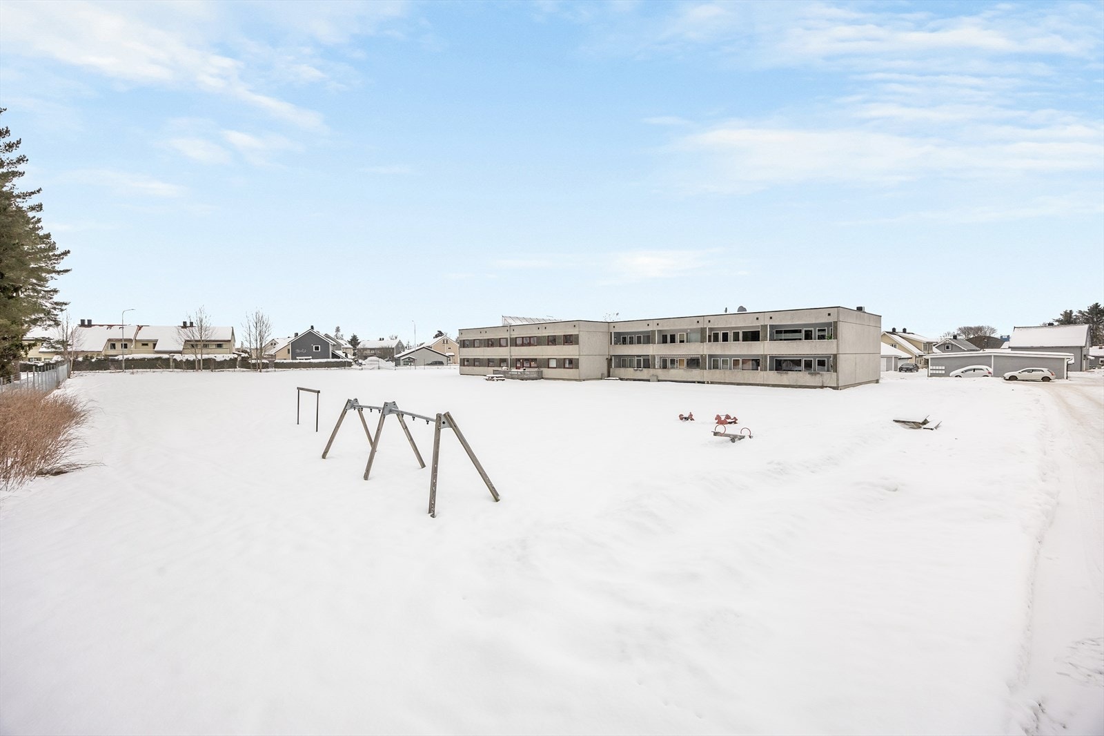 Beliggenheten er barnevennlig med kort vei til blant annet Bakke skole og flere barnehager. Galleribilde
