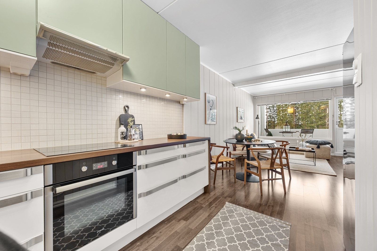 Den åpne planløsningen gir en god flyt mellom matlaging og spiseplass. Galleribilde