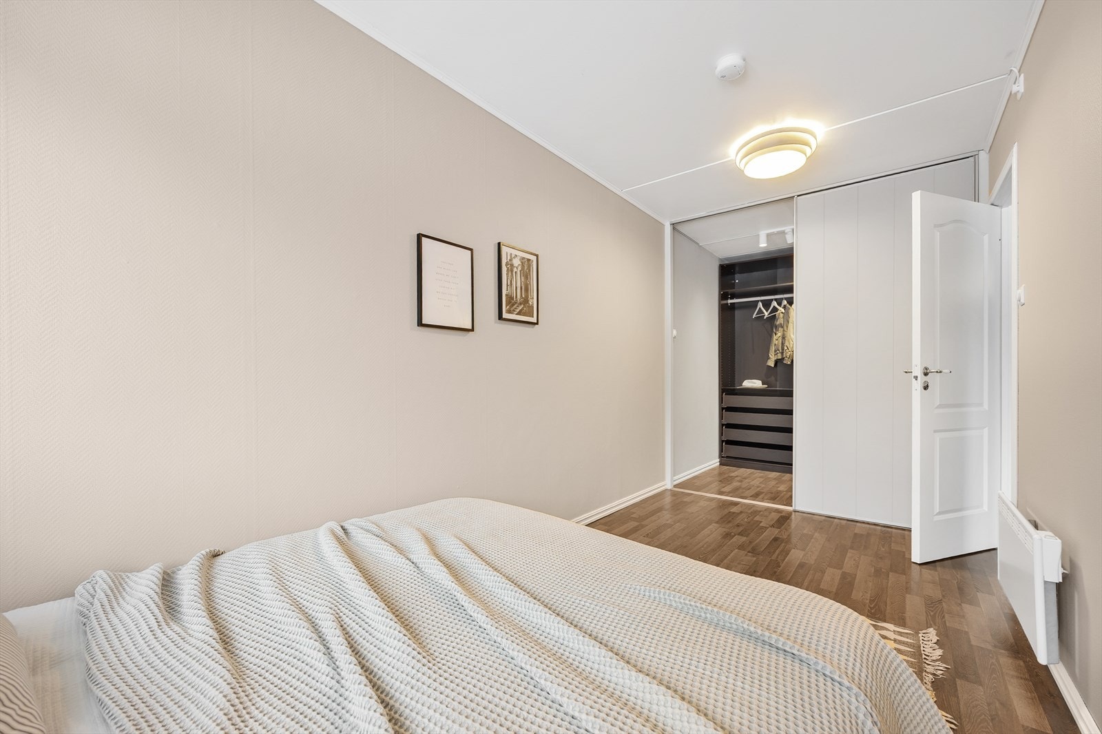 Ved soverommet er det en romslig garderobeløsning. Galleribilde