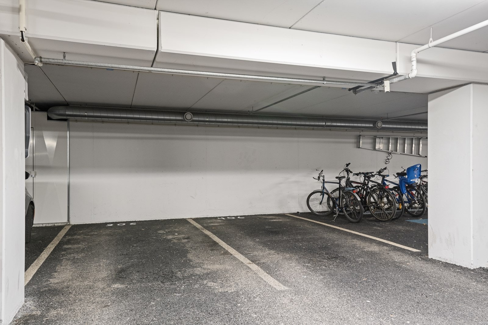 Parkeringsplass i lukket anlegg Galleribilde