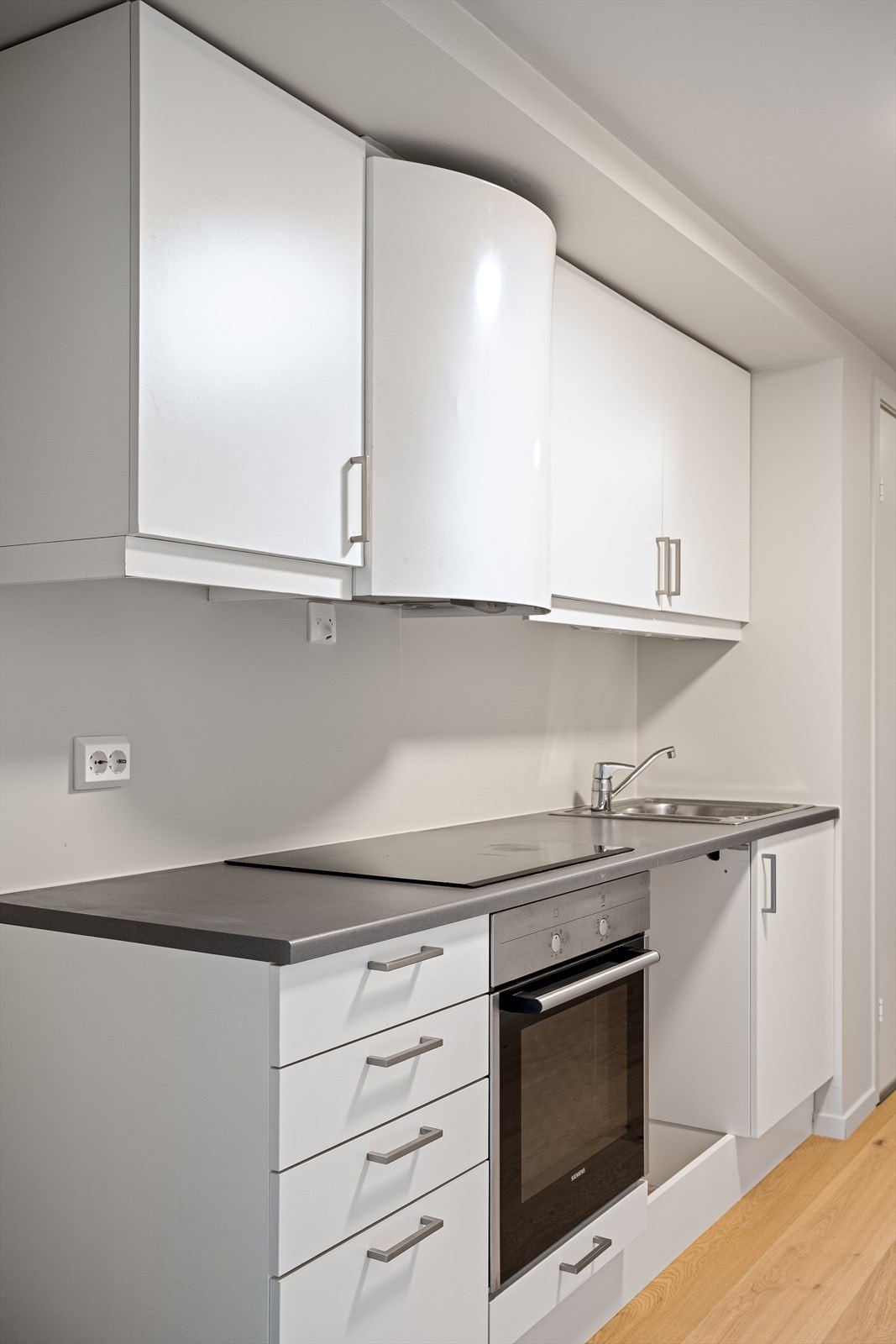 Stilrent og funksjonelt kjøkken med god skapplass. Galleribilde