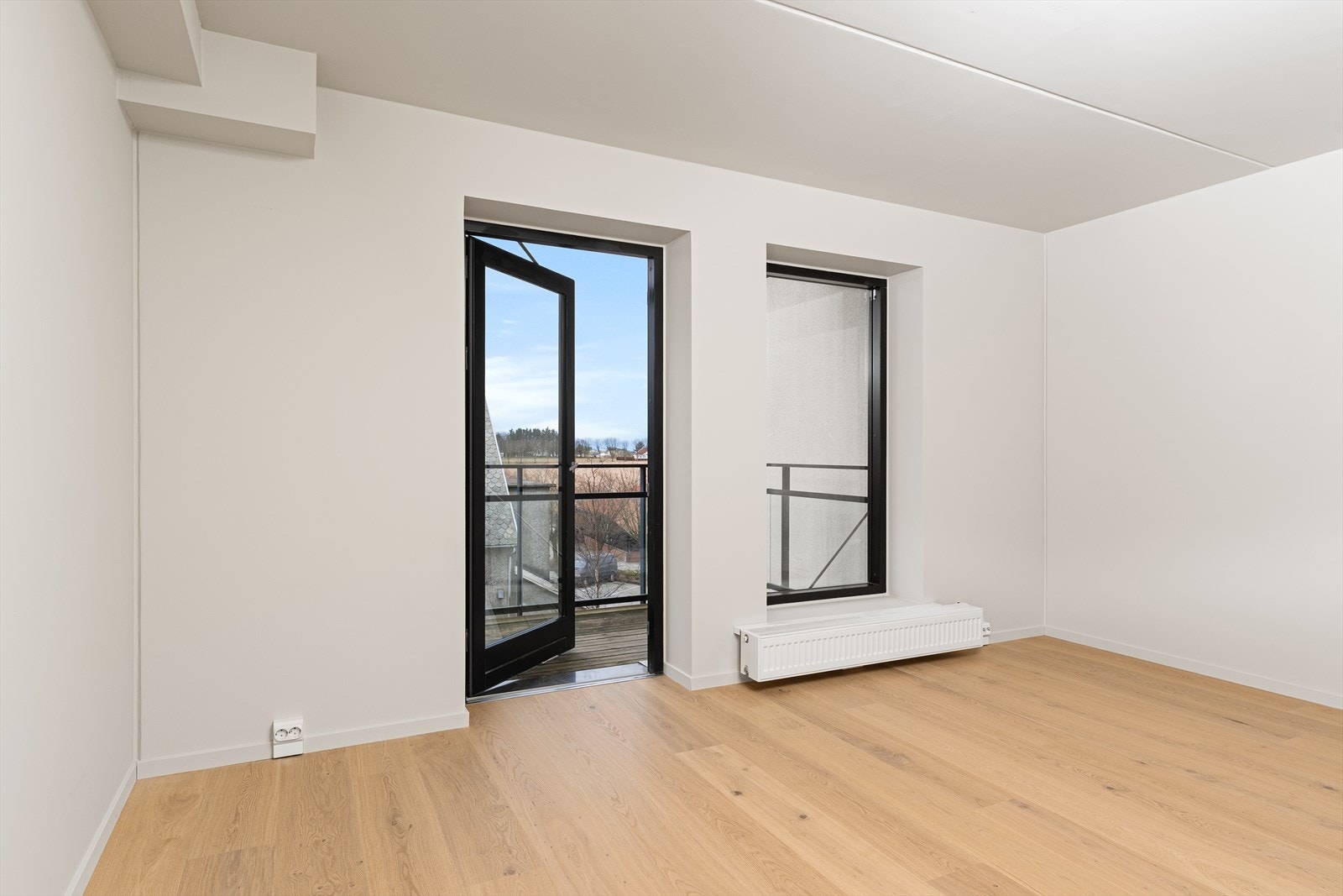 Fra stuen er det direkte utgang til balkong, en herlig utvidelse av oppholdsrommet Galleribilde