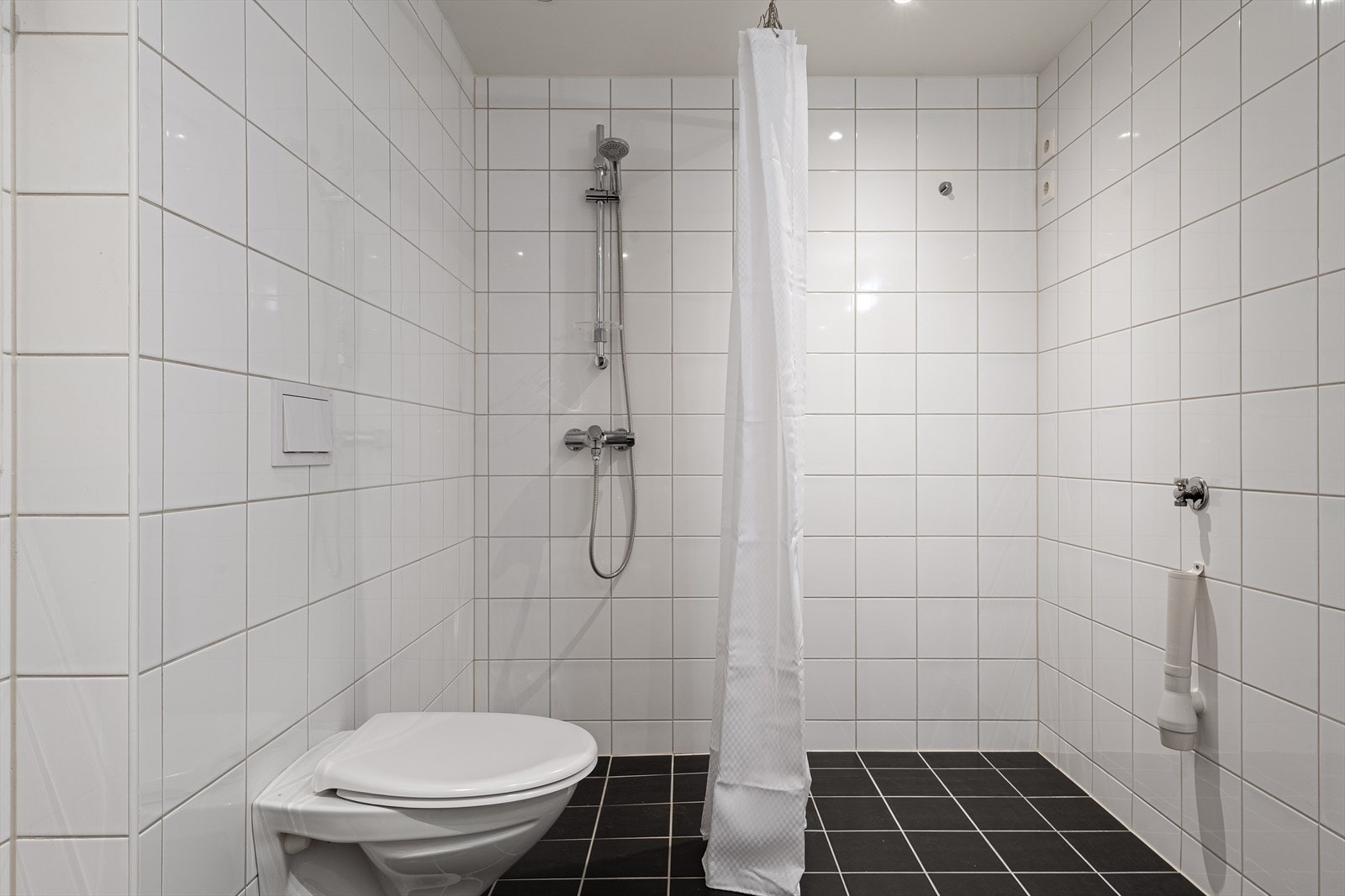 Helfliset baderom i tidløse farger med behagelige varmekabler i gulvet. Galleribilde