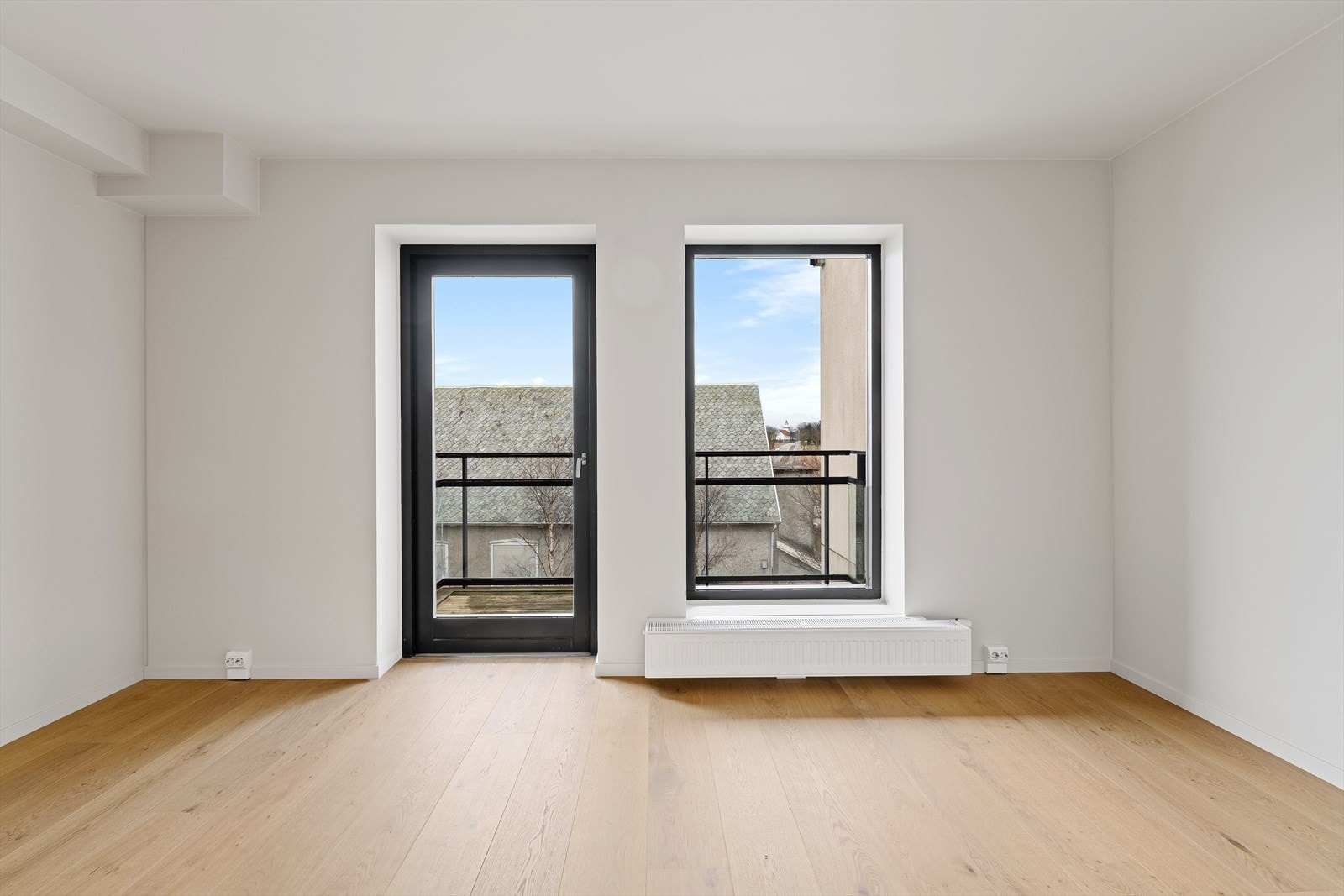 Lys og luftig stue med gode møbleringsmuligheter Galleribilde