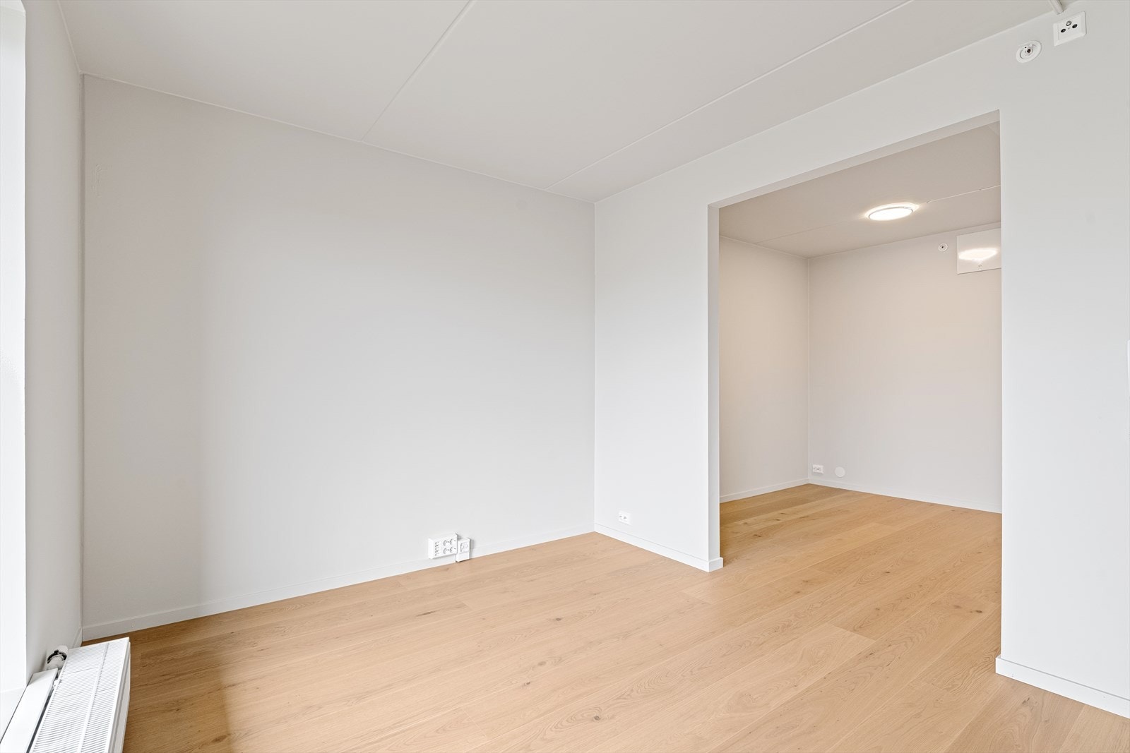 Smart utformet sovealkove som gir en naturlig avskjerming fra resten av stuen Galleribilde