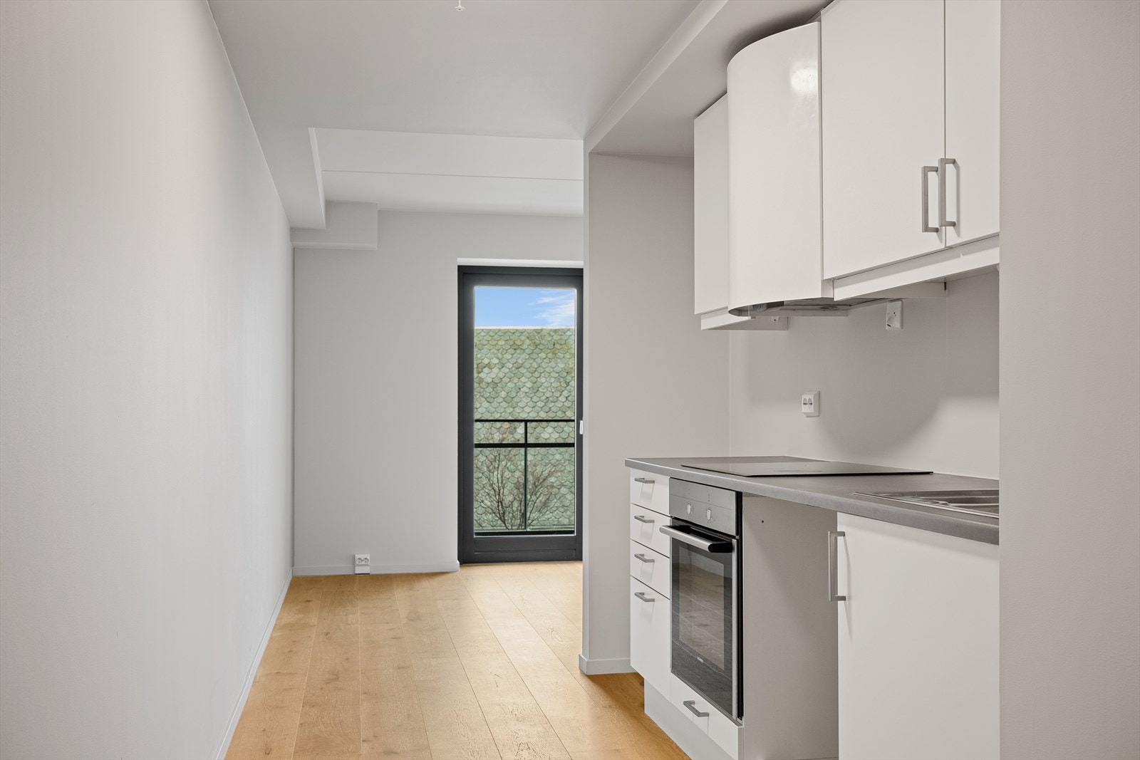 Store vindusflater sikrer rikelig med naturlig lys som fyller hele leiligheten, helt fra du trærer over dørstokken. Galleribilde