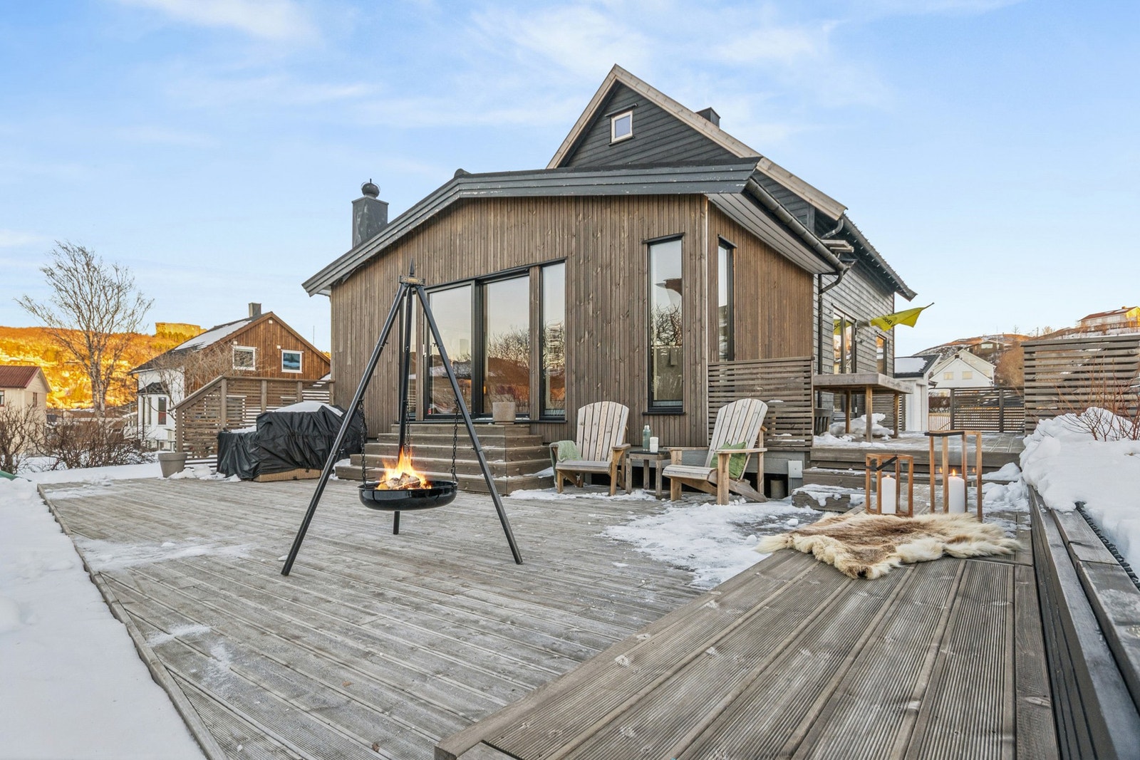 Utearealet er sjenerøst utformet med flere naturlige soner - perfekt for både hverdag og selskapeligheter. Galleribilde