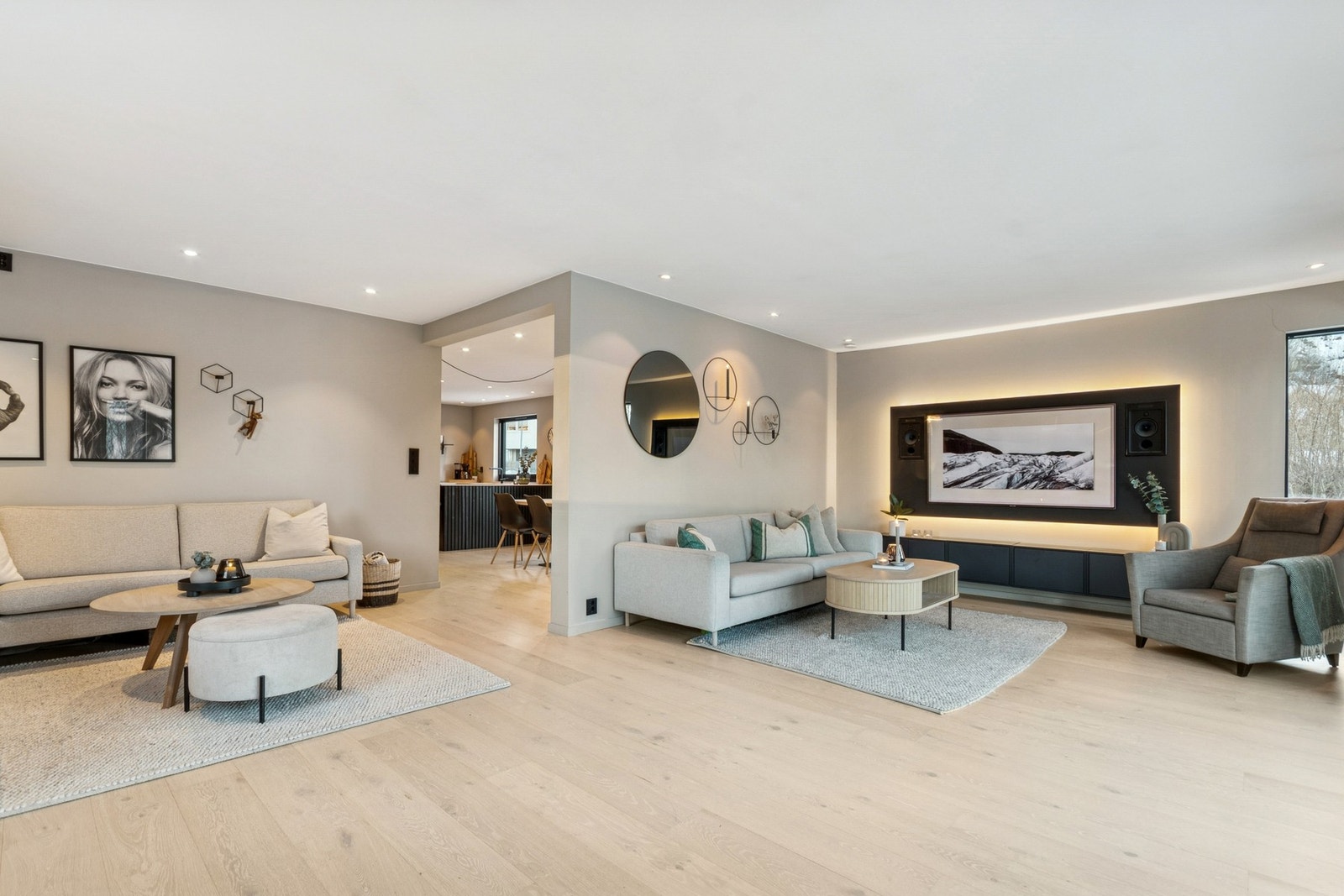 I stuen er det både vedfyring og varmepumpe. Galleribilde