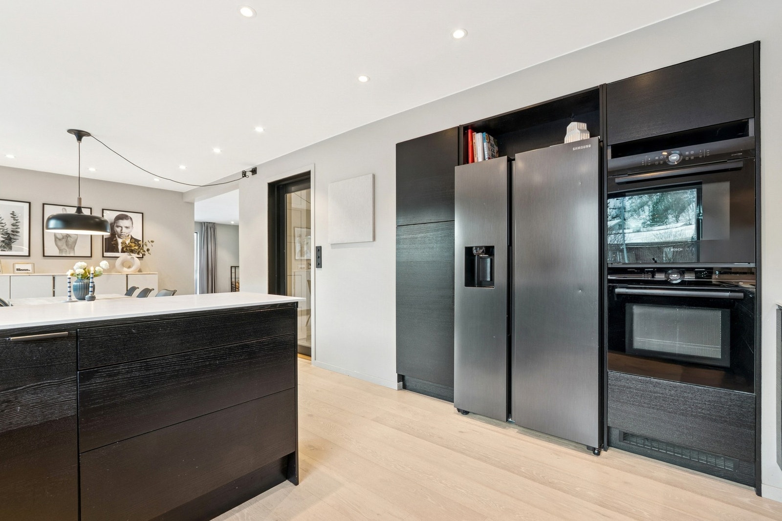 Kjøkkenet er utstyrt med integrerte hvitevarer som komfyr, kombi damp/mikro, oppvaskmaskin og en ekstra bred platetopp. Galleribilde