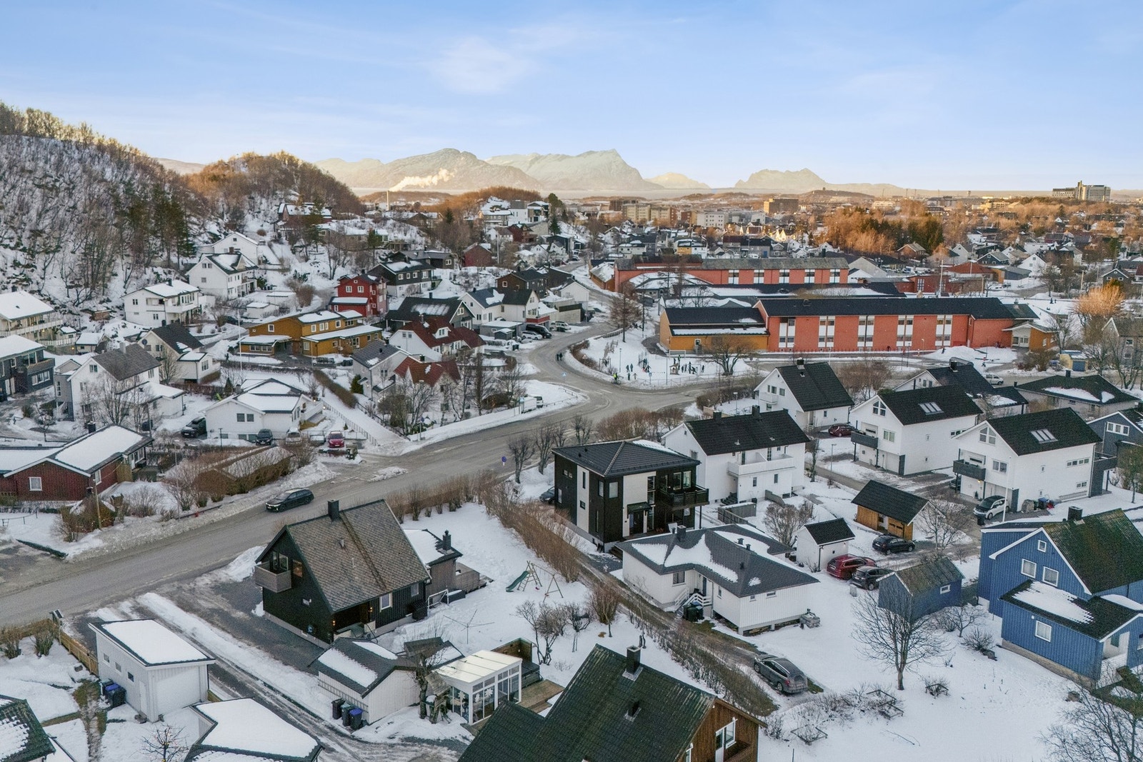 Her bor du med trygge omgivelser, godt naboskap og nærhet til naturen samtidig som du har kort vei inn til byens fasiliteter. Galleribilde