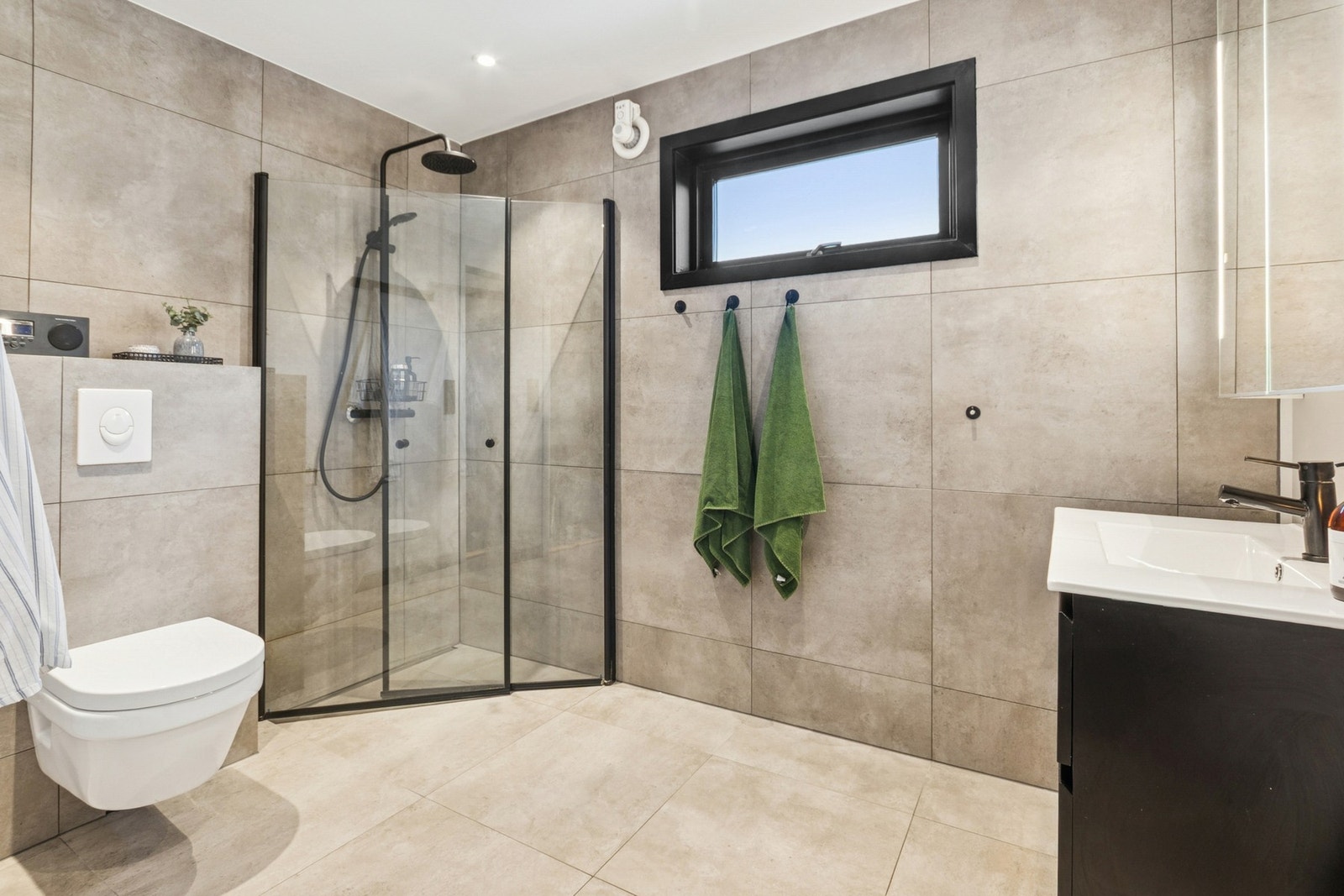 Badet i 1. etasje ble renovert og utvidet i 2020, og fremstår som et moderne og funksjonelt rom med gjennomførte materialvalg. Galleribilde