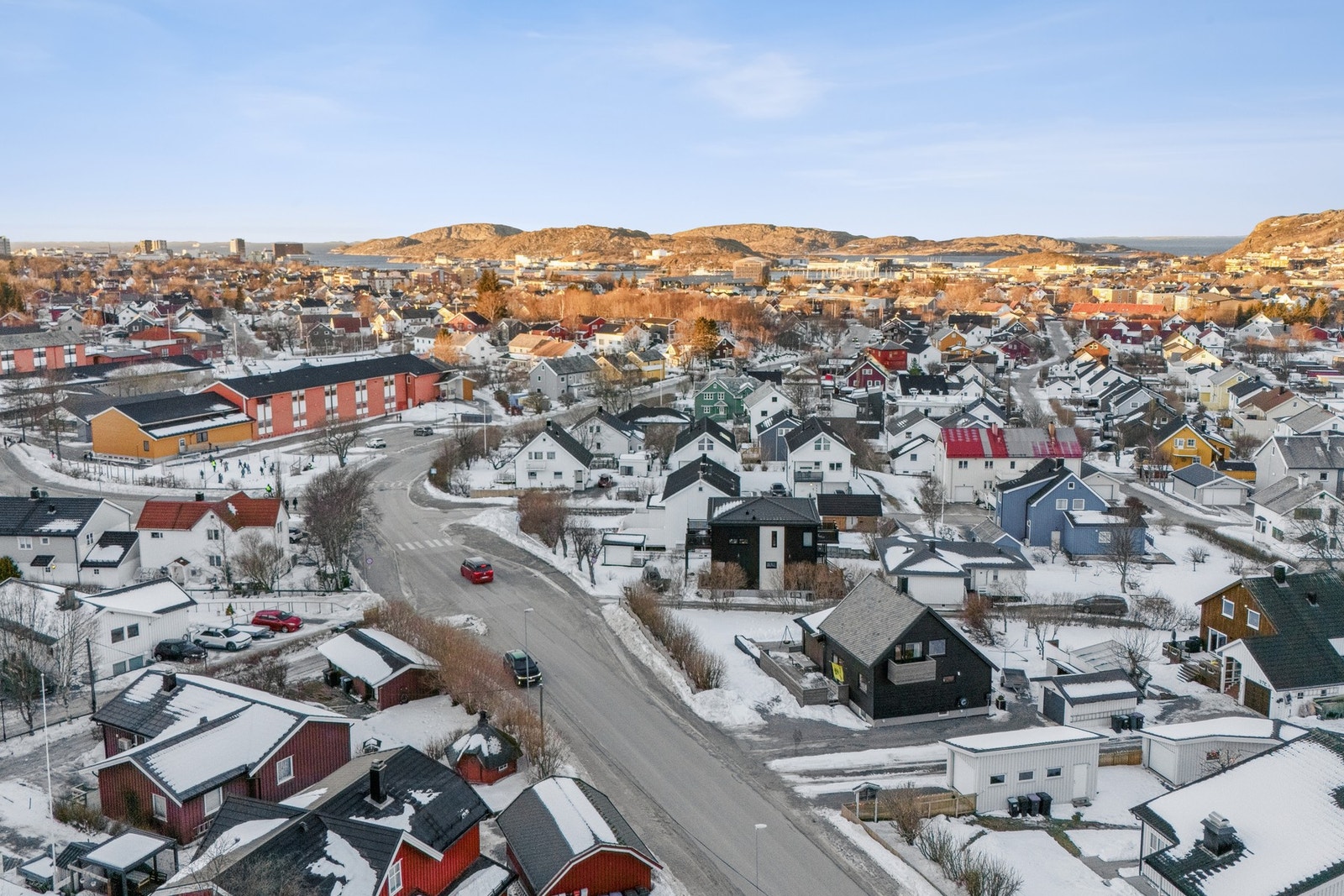 Her bor du med trygge omgivelser, godt naboskap og nærhet til naturen samtidig som du har kort vei inn til byens fasiliteter. Galleribilde