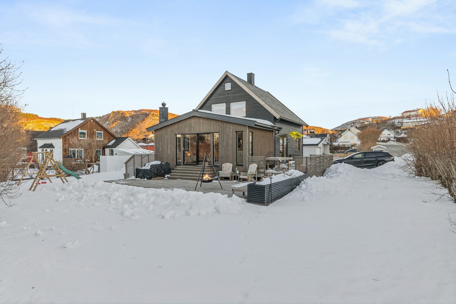 Nabolaget er etablert, rolig og populært blant barnefamilier, og gir enkel tilgang til daglige nødvendigheter, fritidsaktiviteter og rekreasjon. Galleribilde