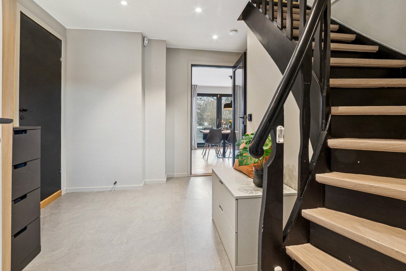 Romslig hall med trapp til loft og kjeller- her er det god armslag og plass til oppbevaringsmøblement. Galleribilde