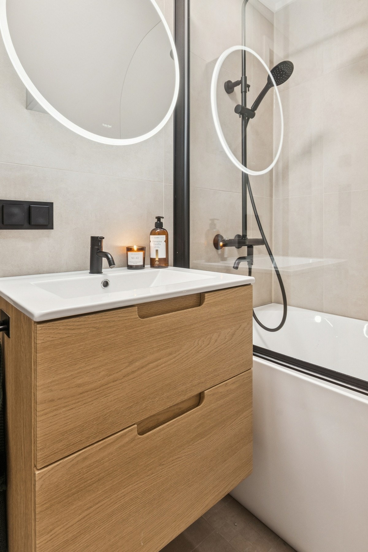 Her finner du vegghengt toalett, badekar med dusjvegg i glass samt innredning med nedfelt servant. Galleribilde