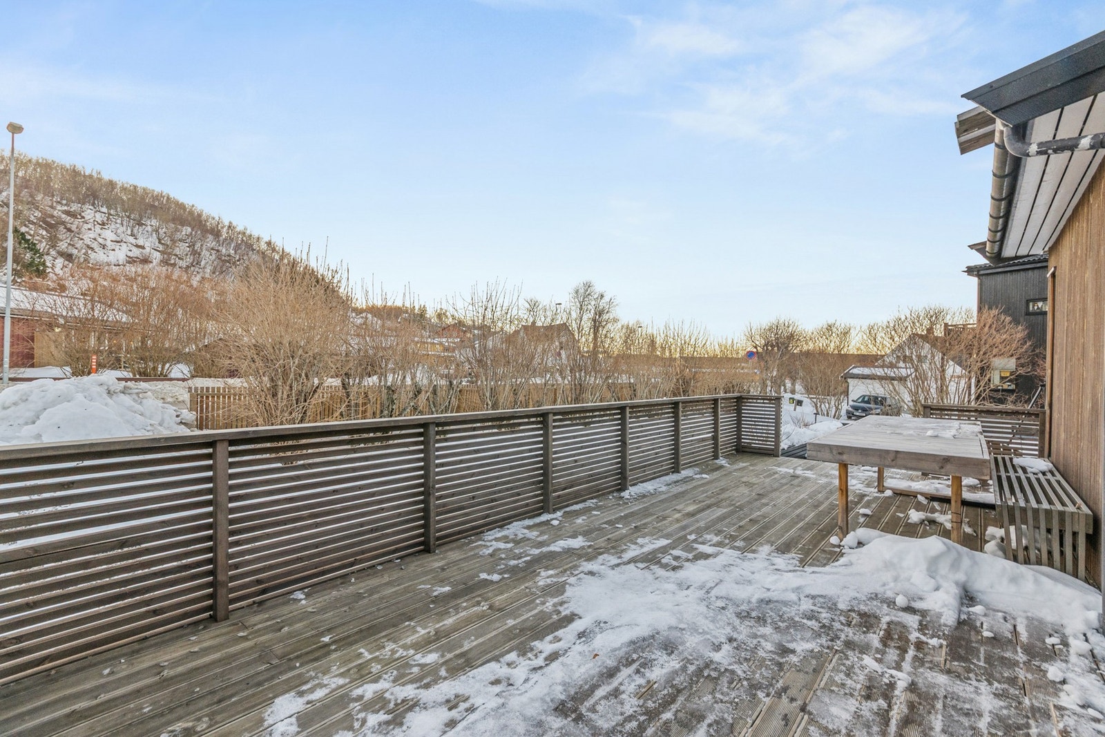 Fra kjøkken og spisestue er det direkte adkomst til en gjennomført og romslig terrasse som omkranser boligen mot sør og vest. Galleribilde