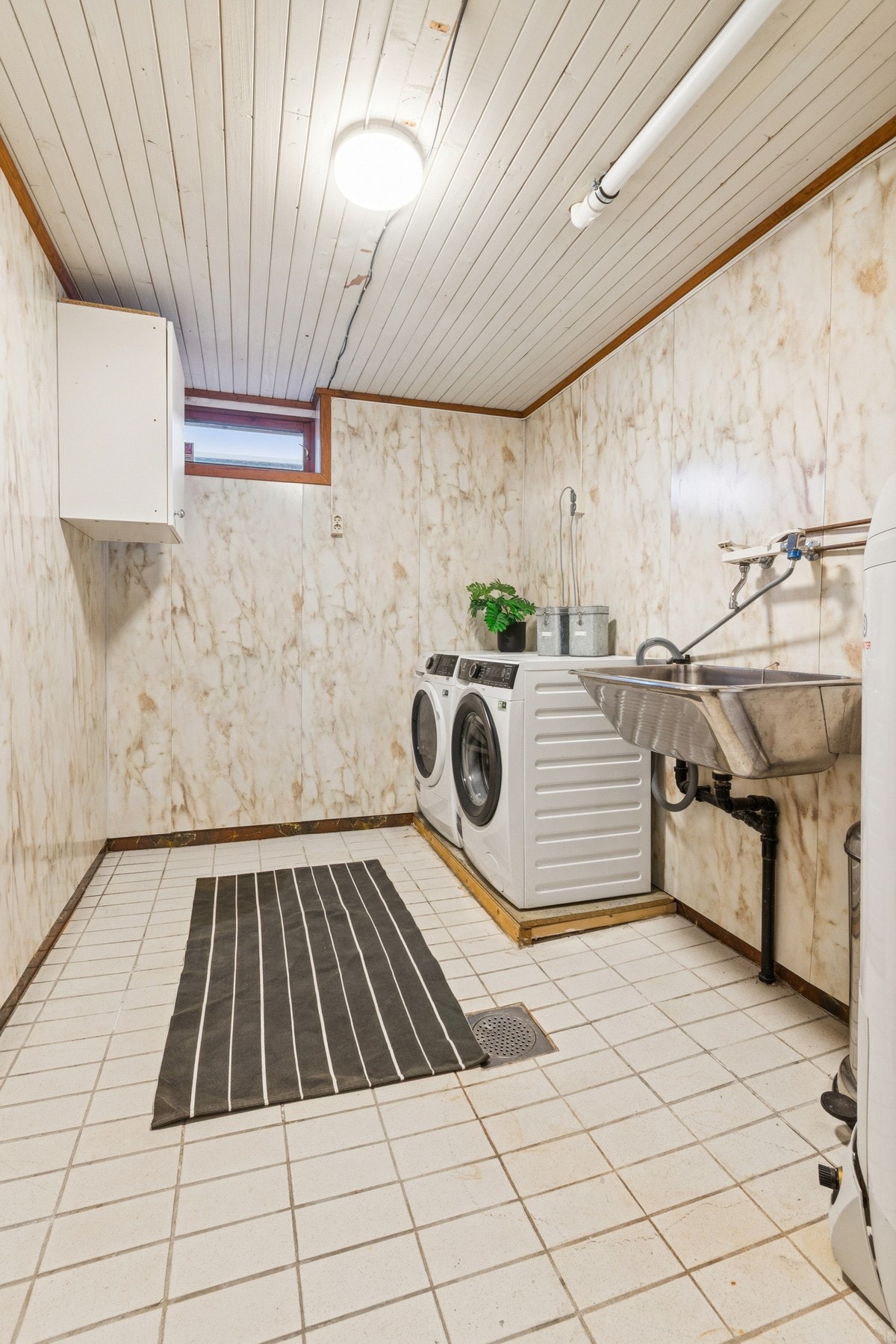 Vaskerom underetasje. Det er kjøpt inn en ny innredning som medfølger handelen. Galleribilde