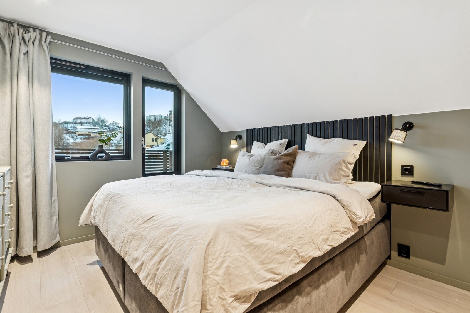 Hovedsoverommet har utgang til balkong. Galleribilde