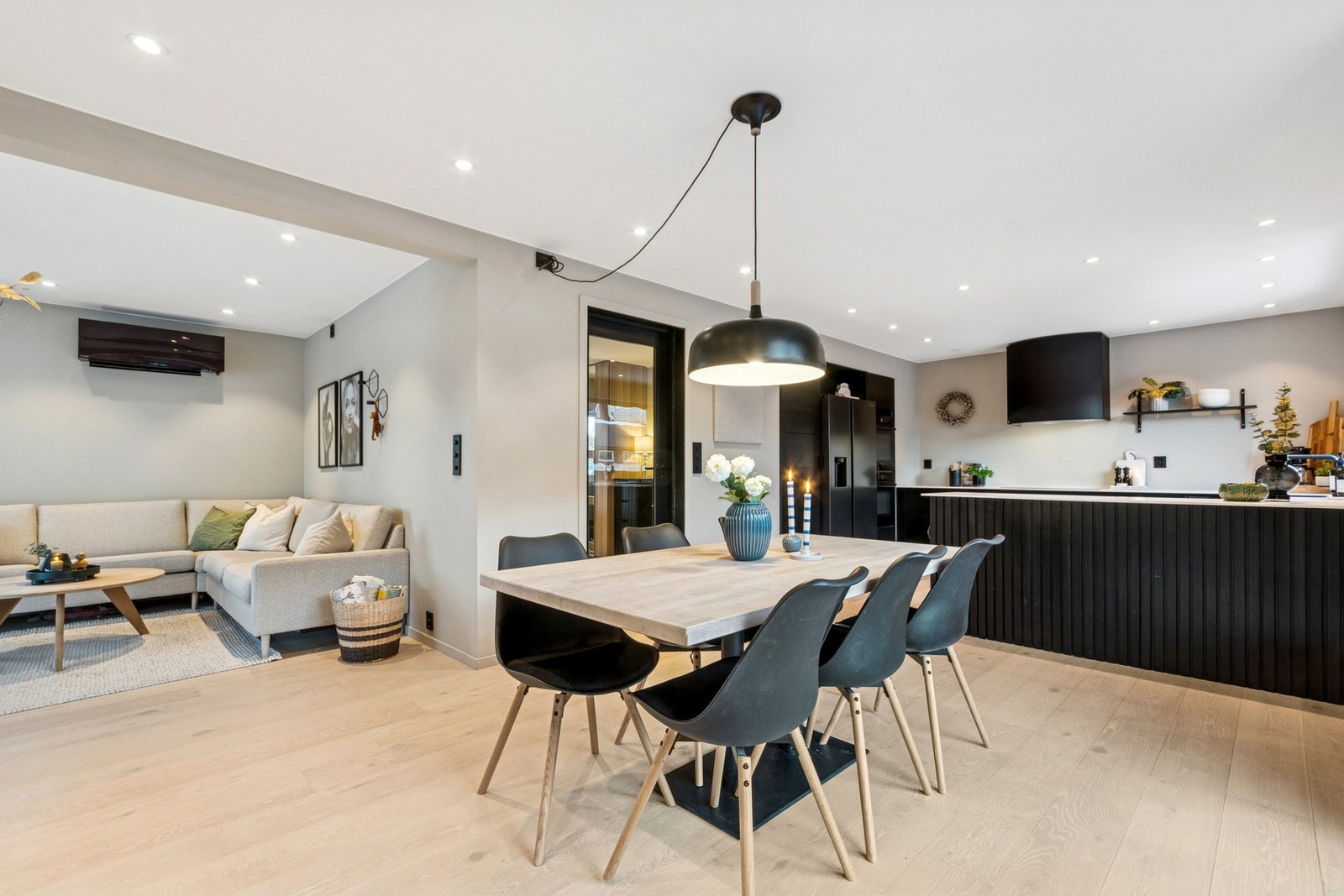 Kjøkken og spisestue utgjør et innbydende og gjennomført oppholdsareal med god plass til en romslig spisegruppe. Galleribilde