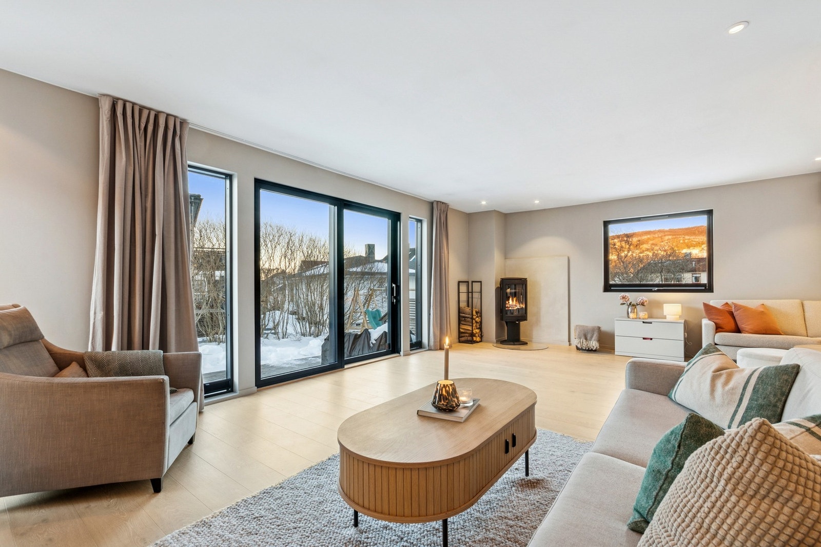 Fra stuen er det utgang til en terrasse som omkranser Sør- vest delen av boligen. Galleribilde