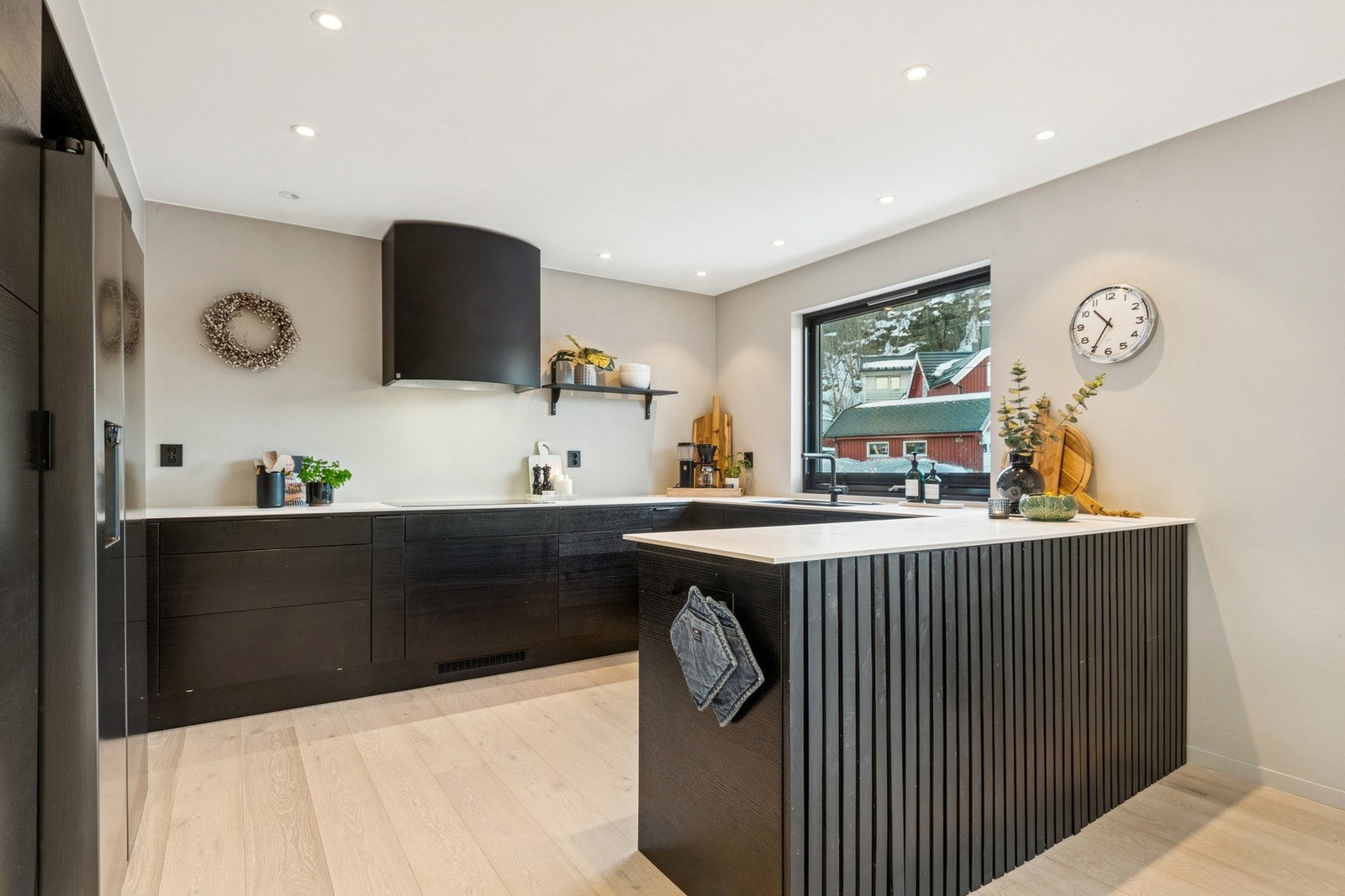 De svarte frontene kombinert med lys benkeplate gir en elegant kontrast og et stilrent uttrykk. Galleribilde