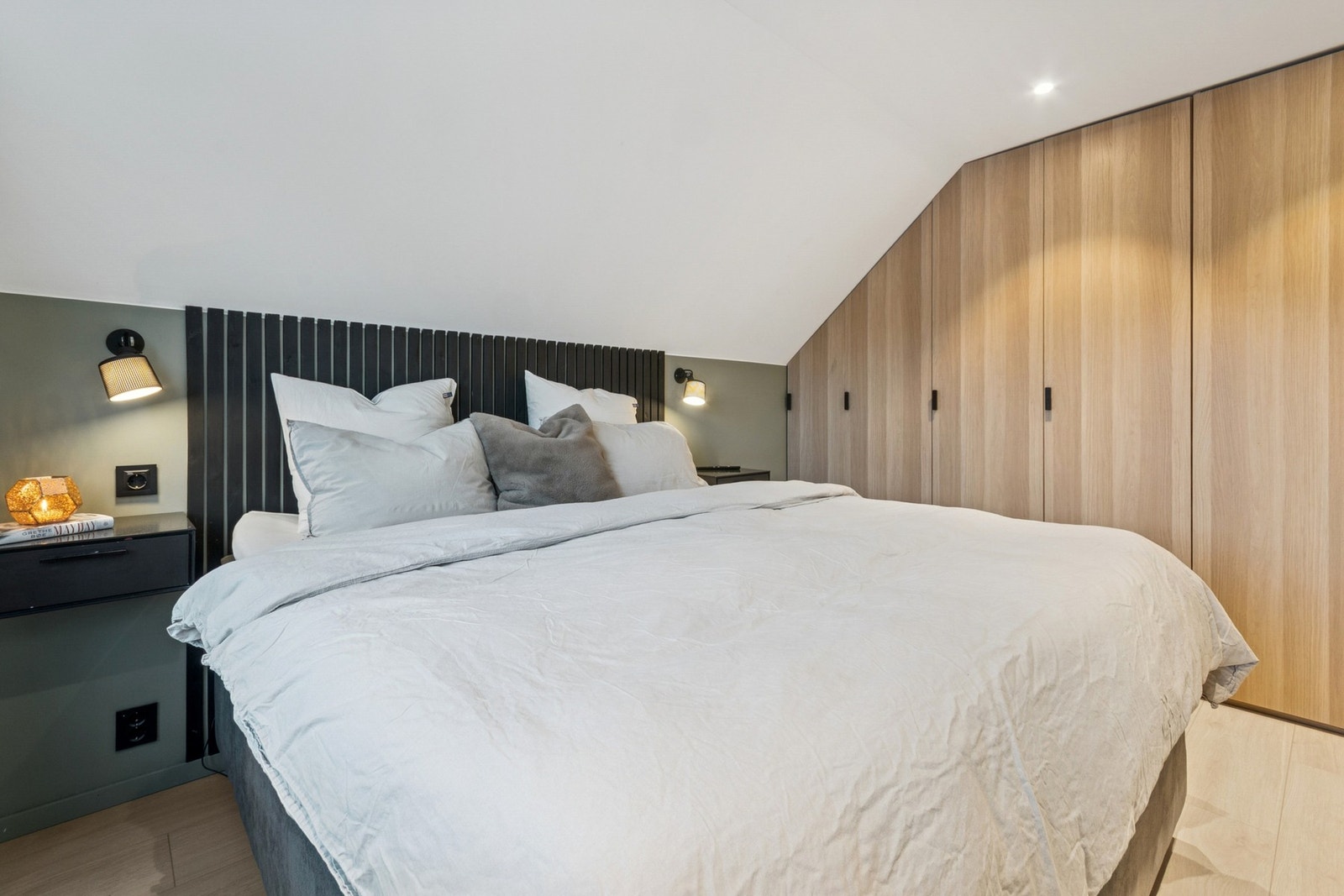 Badet ligger praktisk plassert i samme etasje som boligens fire soverom - en funksjonell løsning for en travel familiehverdag. Galleribilde