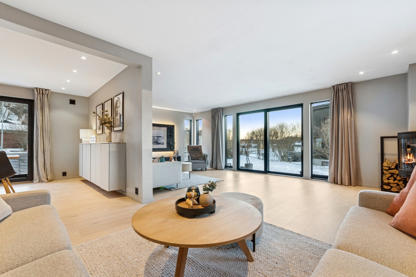 Moderne og gjennomførte eneboligen som kombinerer høy standard med en svært attraktiv og familievennlig beliggenhet. Galleribilde