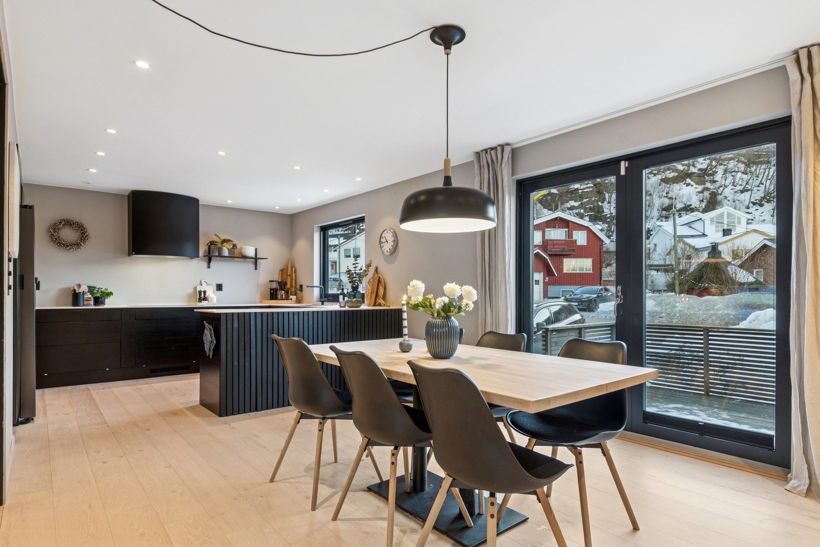 Her fra er det utgang til uteområder på sørsiden. Galleribilde