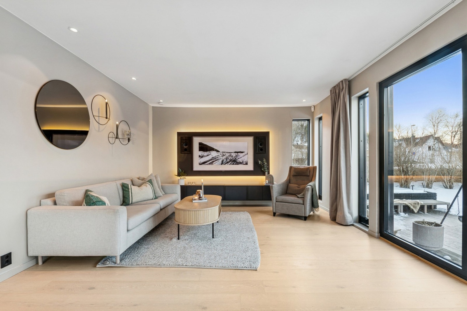 Gulv-til-tak-vinduene slipper inn et fantastisk naturlig lys og skaper en lys og åpen atmosfære. Galleribilde