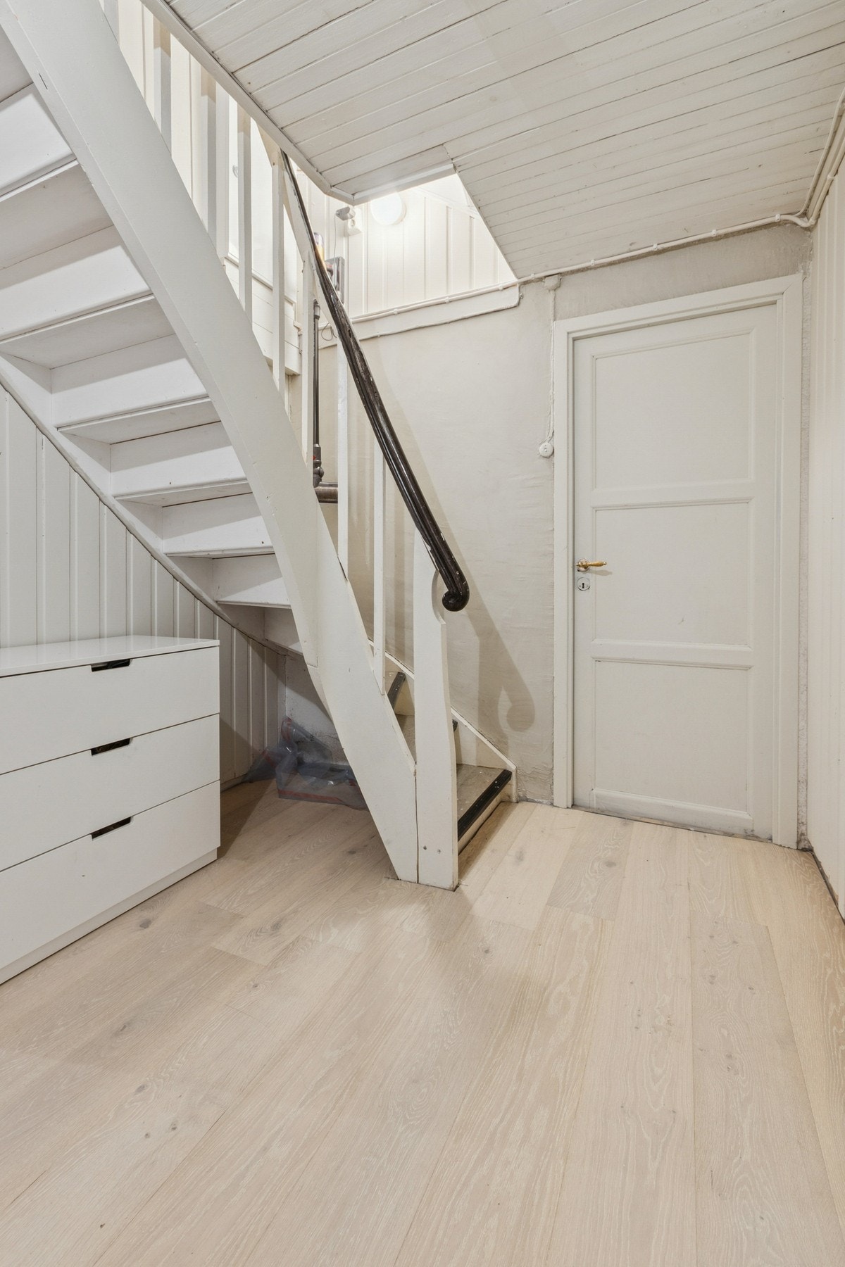 Underetasjen består av tre boder, vaskerom og et disponibelt rom. Galleribilde