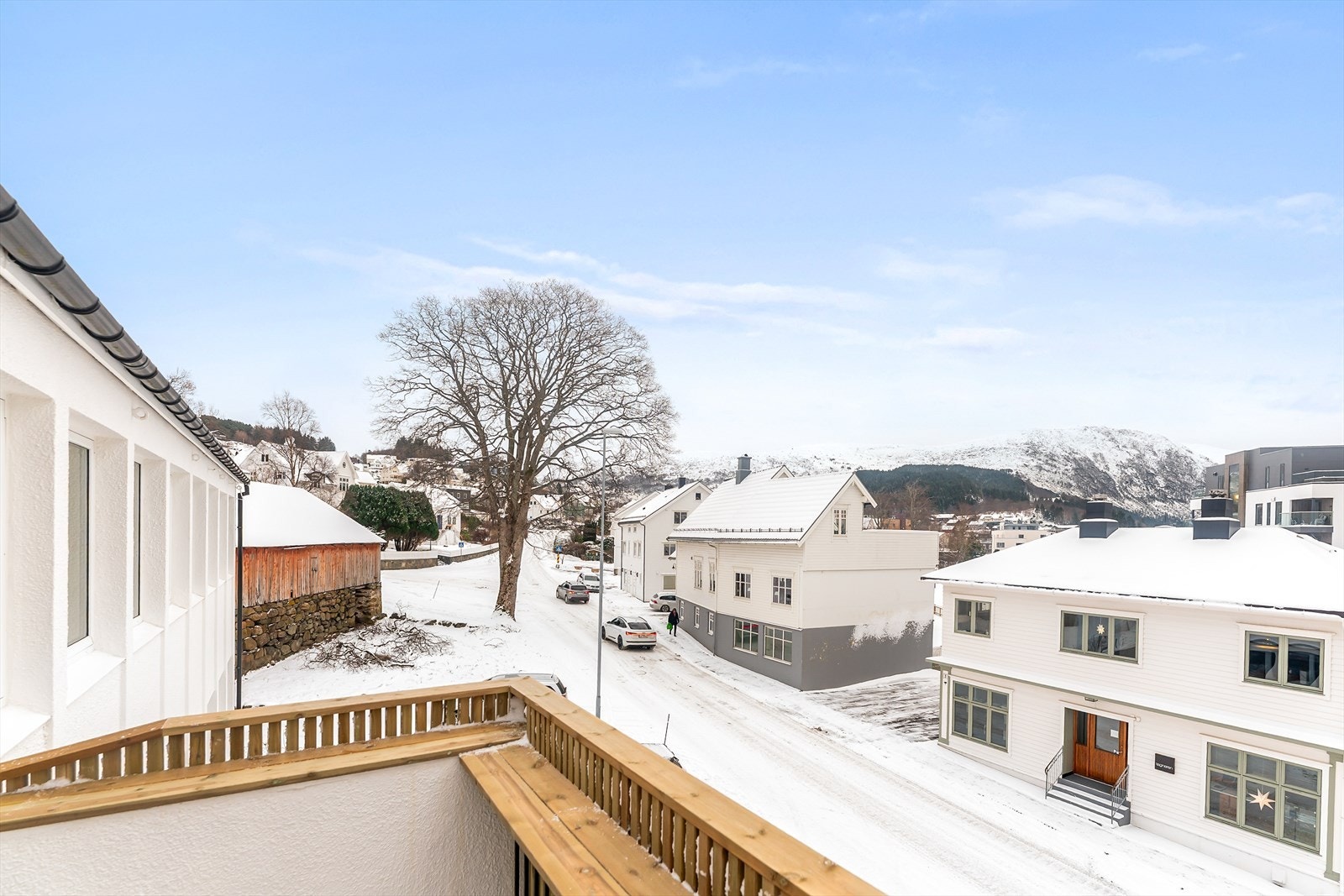 Utsikt østover frå veranda Galleribilde