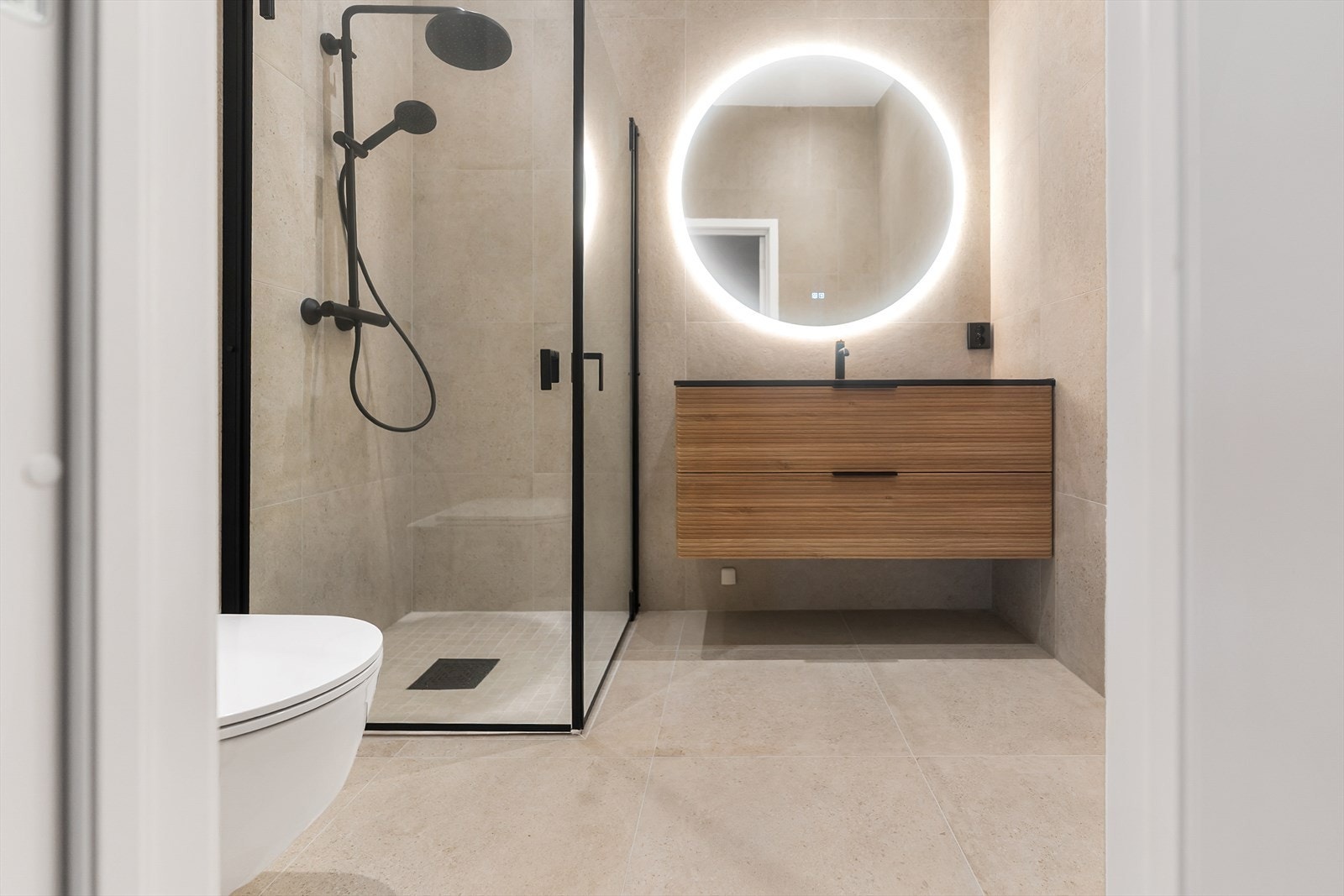 Lyst og moderne bad med stilrent design og innbydende atmosfære. Galleribilde