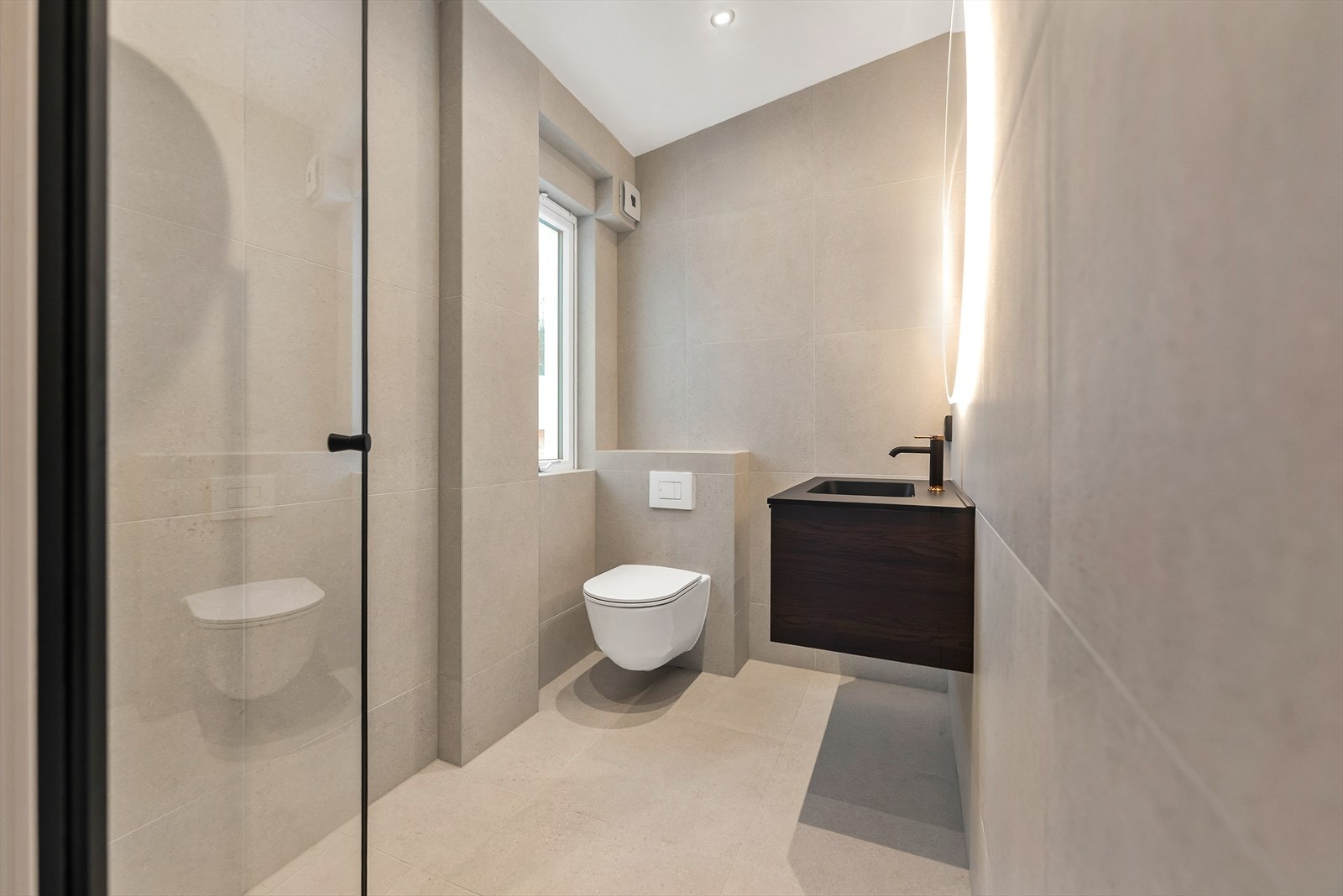 Moderne og stilrent bad med elegant belysning og plassbesparende design. Galleribilde