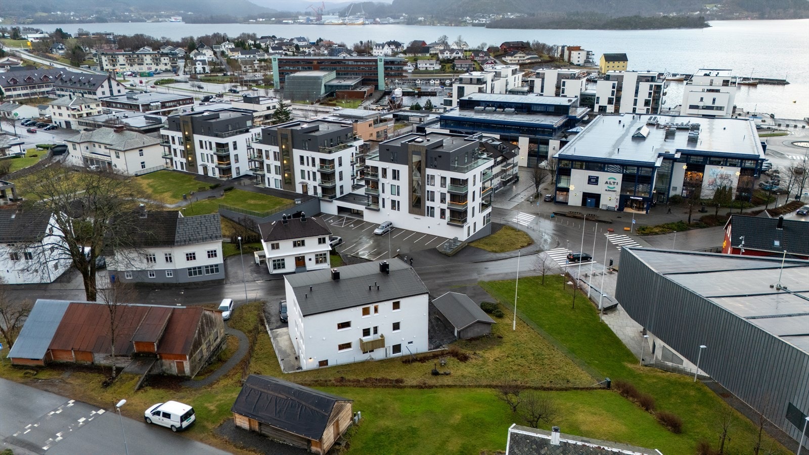 Eiendommen har nærhet til sjøen og alle fasiliteter. Perfekt for familier som ønsker sentral beliggenhet. Galleribilde