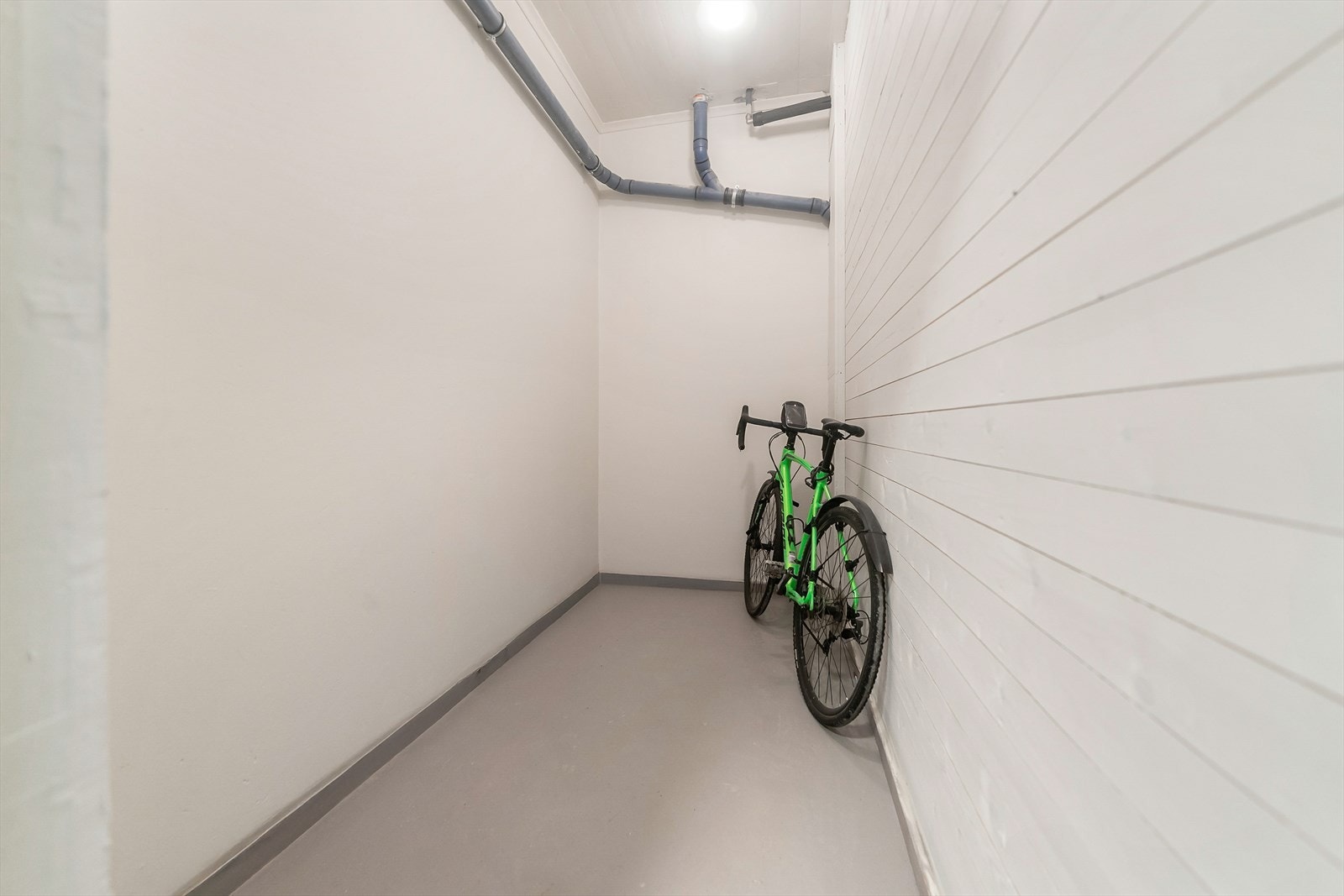 Romslig bod med plass til sykkel, perfekt for oppbevaring. Galleribilde