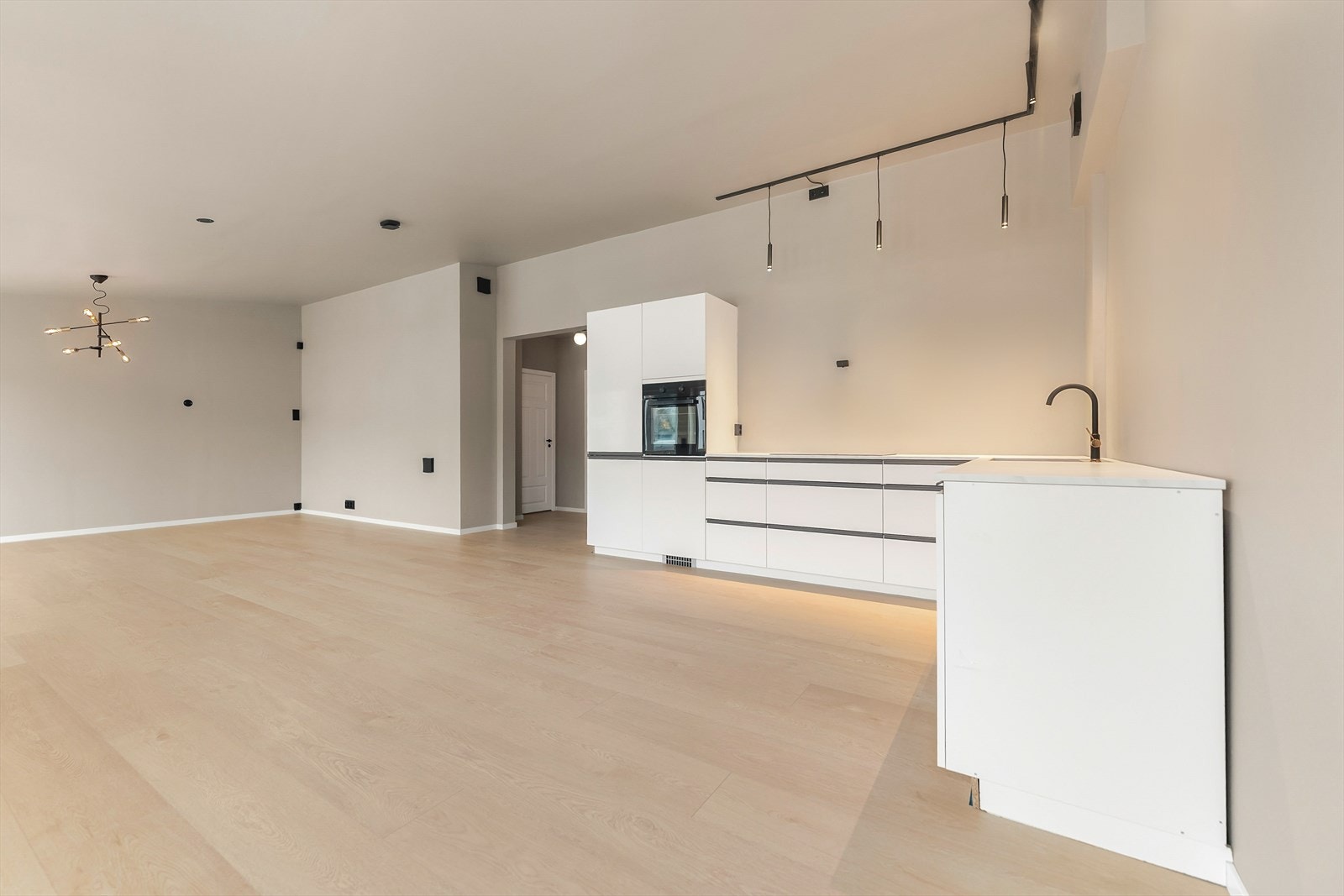 Del av stue og kjøkken mot gang Galleribilde