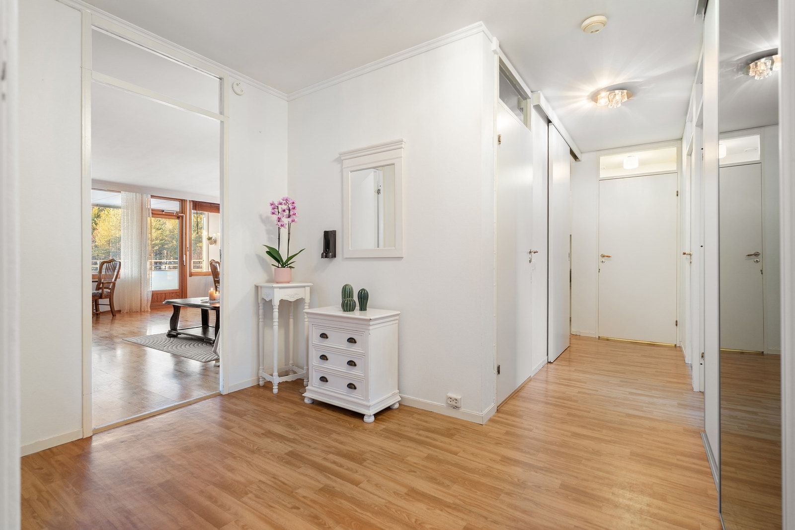 Velkommen inn! Romslig entré på 12 kvm med god plass til oppbevaring av yttertøy og sko. Galleribilde