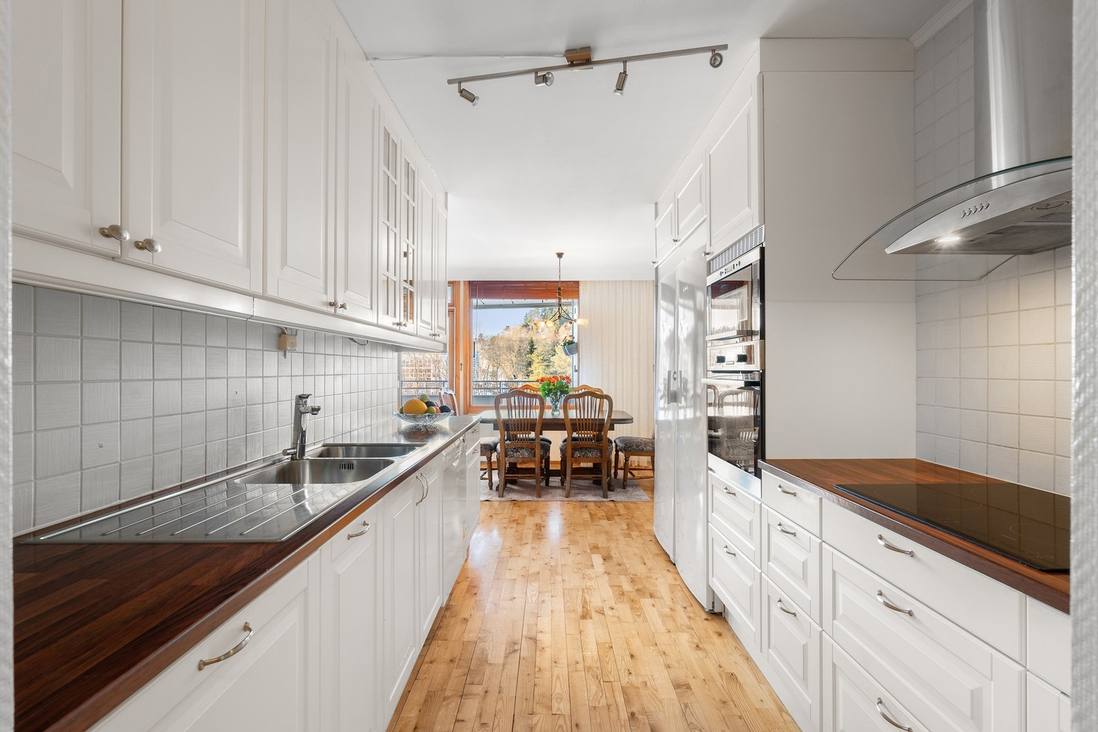 Kjøkkenet ligger naturlig tilbaketrukket fra stuen og er innredet med lyse profilerte fronter og benkeplate av laminat. Galleribilde