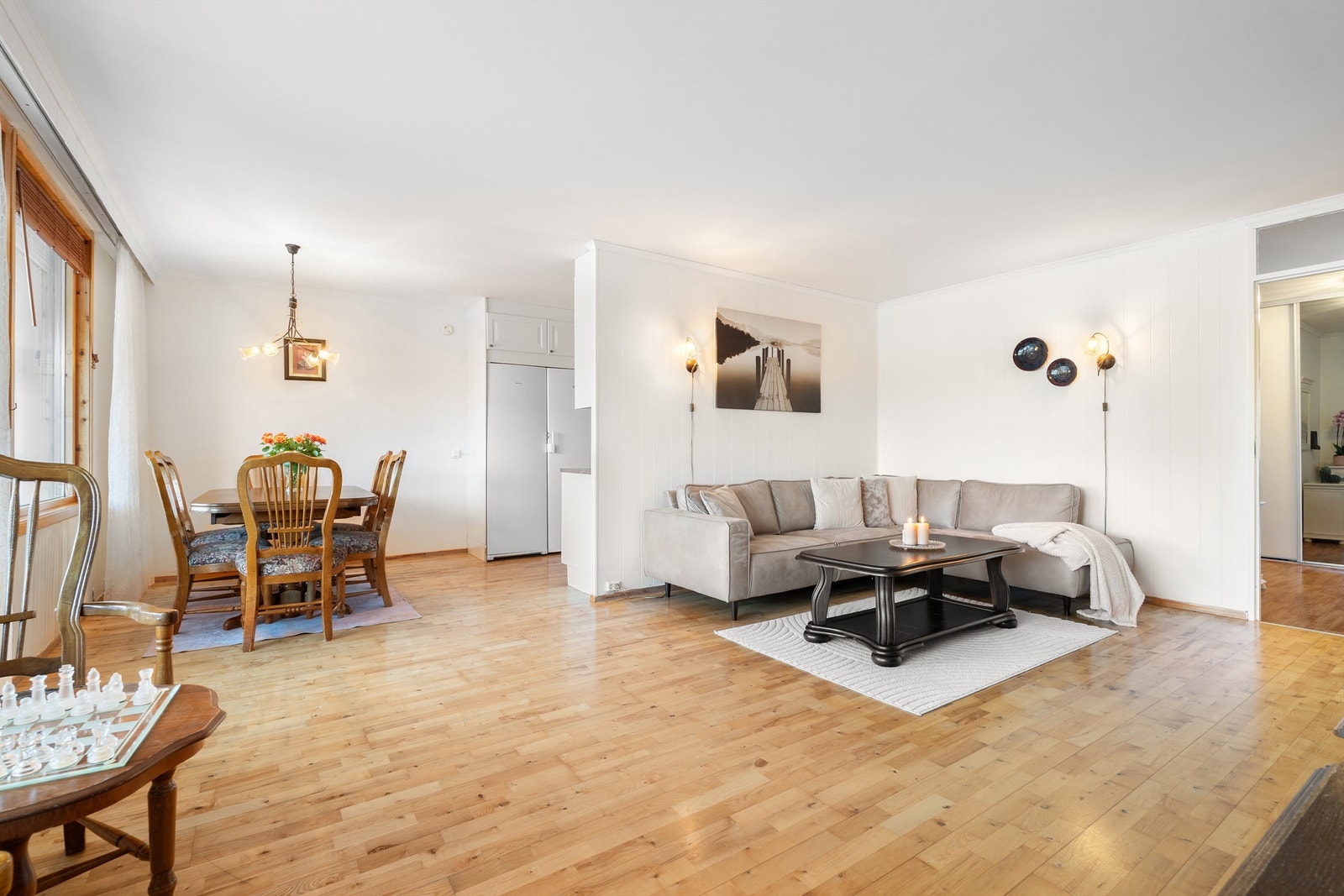 Stuen er lett å møblere med de flere sonene i rommet. Galleribilde