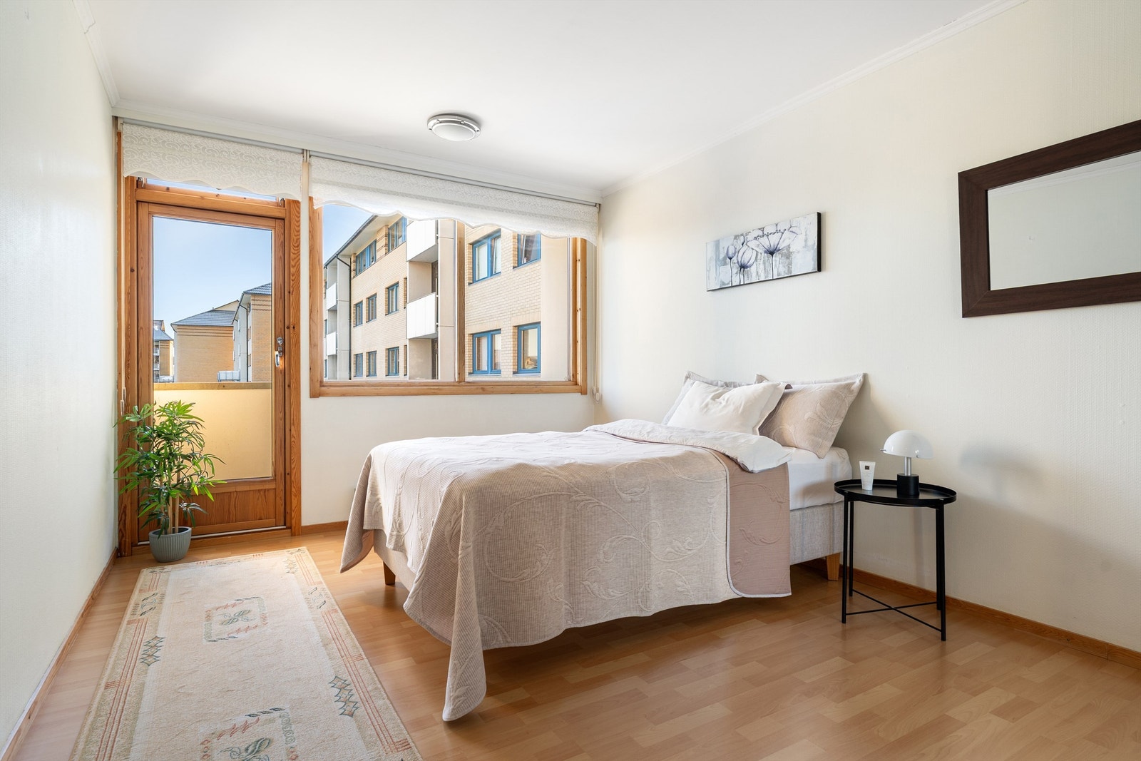 Et av tre soverom på 15 kvm med direkte utgang til luftebalkong på 3 kvm. Galleribilde