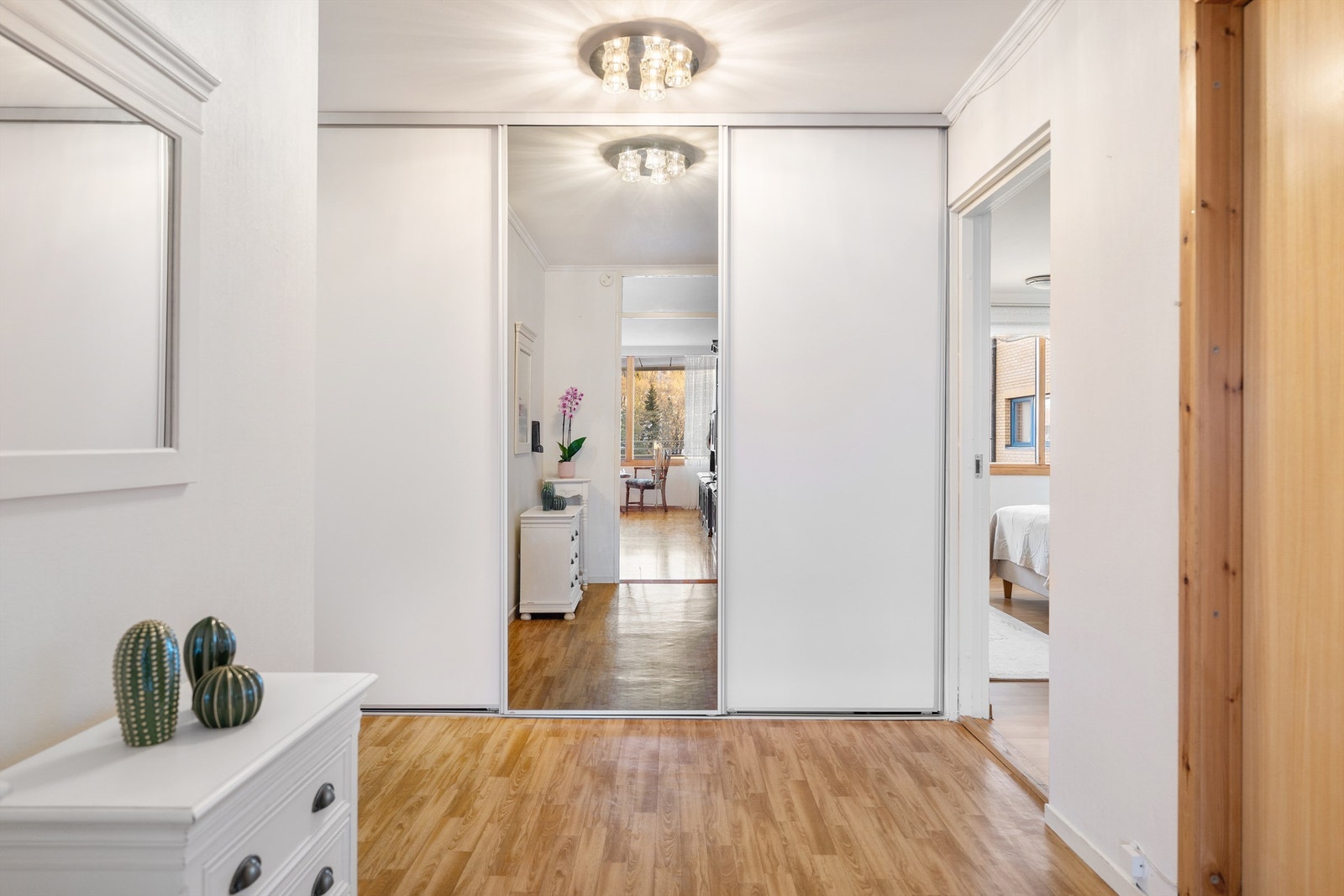 Det er etablert en praktisk skyvedørsgarderobe i forbindelse med entréen. I tillegg disponerer leiligheten en bod på 1,5 kvm på balkongen samt tre boder i kjelleren på henholdsvis 2, 2,5 og 6 kvm. Galleribilde