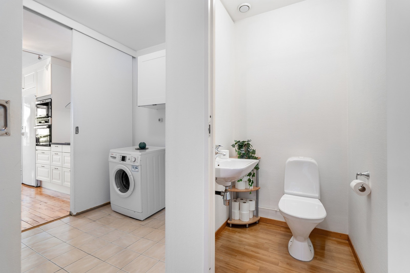 Videre har leiligheten praktisk separat toalettrom og vaskerom med ytterligere lagringsmuligheter. Galleribilde