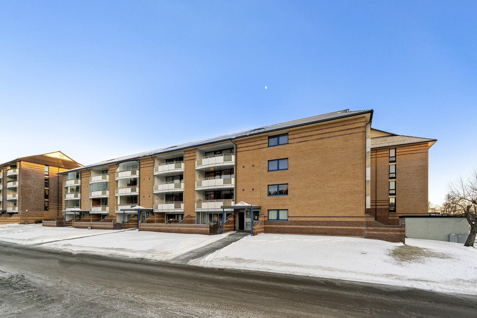 Når det gjelder dagligvarehandel, er både Rema 1000 Flatåsen og Coop Extra Flatåsen kun en kort spasertur unna. For ytterligere servicefasiliteter og shoppingmuligheter, er det en rask 7 minutters kjøretur til City Syd med ytterligere servicetilbud. Galleribilde