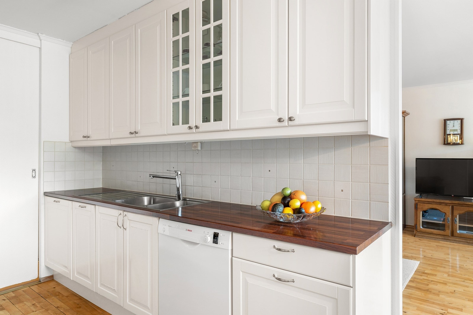 Kjøkkenet har rikelig med skap- og benkeplass å boltre seg på! Galleribilde