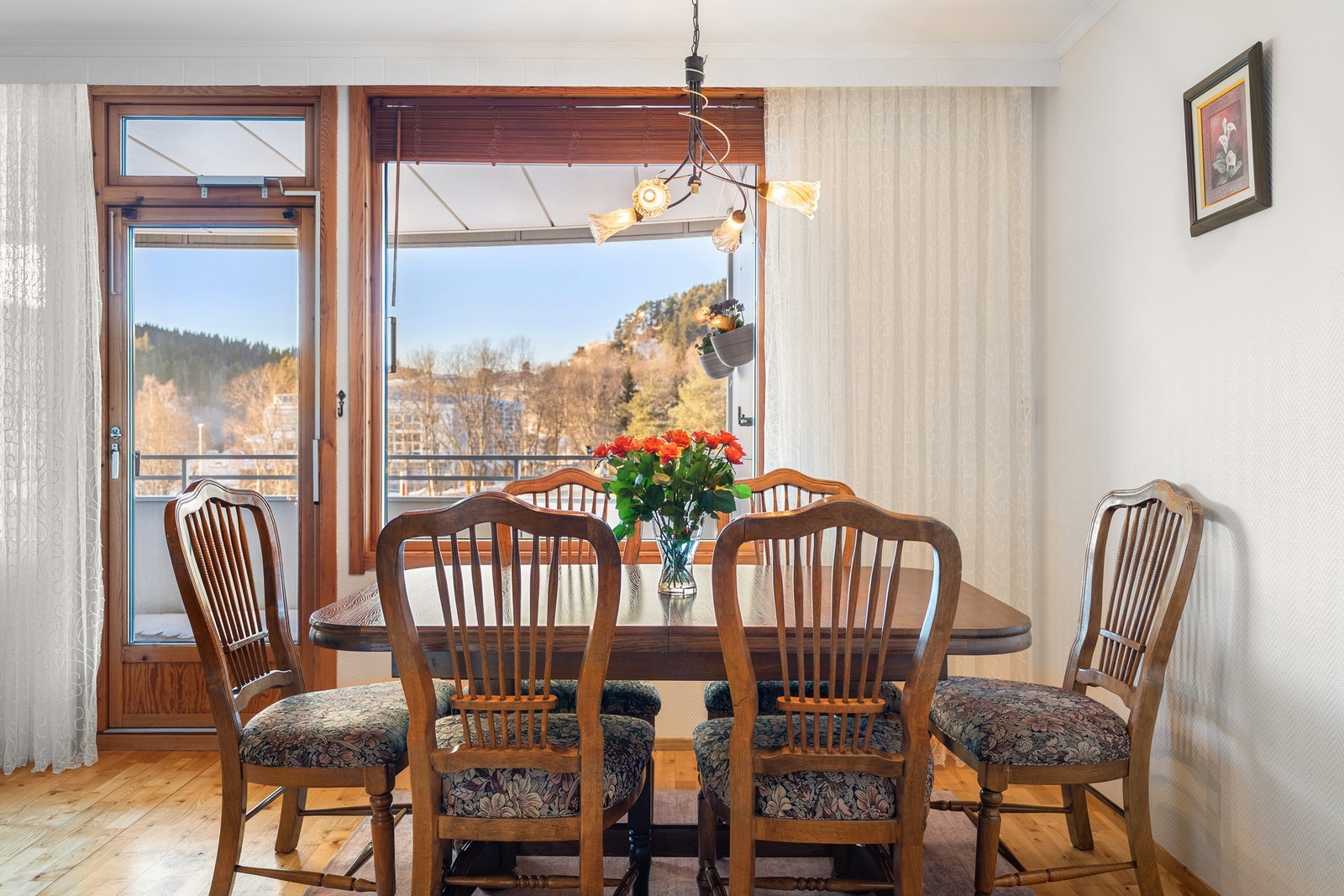 Boligen er gjennomgående lys og luftig med utstrakte vindusflater som sikrer rikelig med naturlig dagslys. Galleribilde