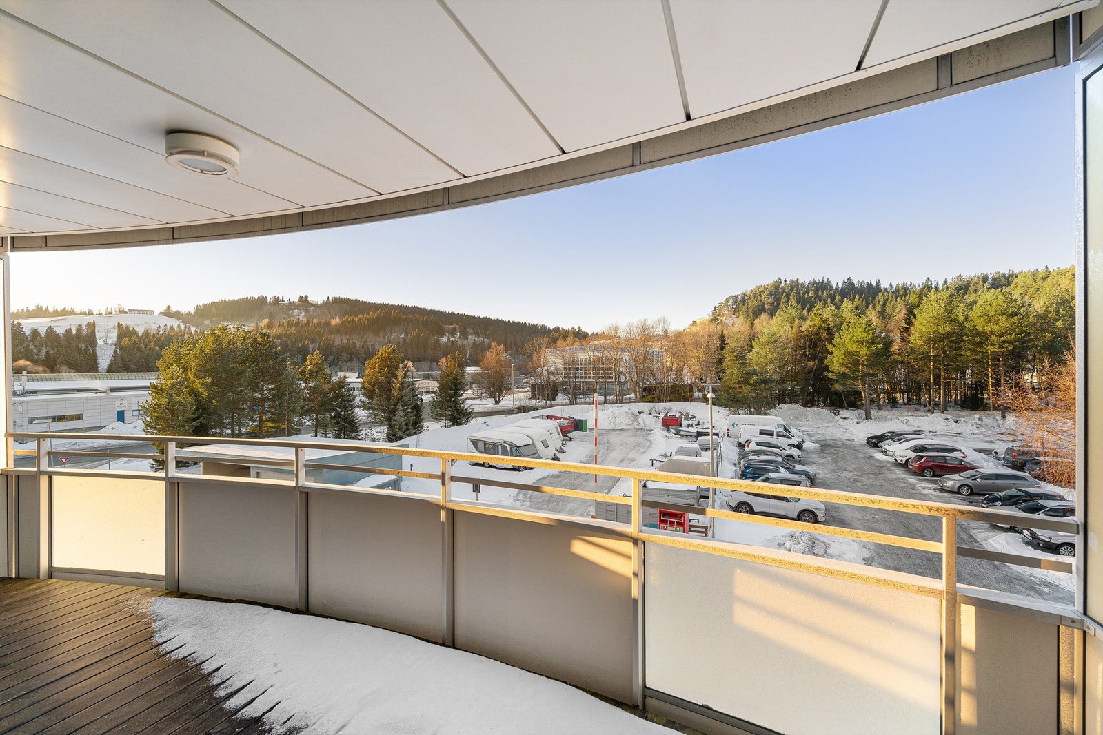 I tillegg til den naturskjønne beliggenheten, finner du et bredt utvalg av praktiske fasiliteter i nærområdet. Barnehager, skoler, dagligvarebutikker og idrettsanlegg er alle innen gangavstand, noe som gjør hverdagen enklere og mer praktisk. Galleribilde