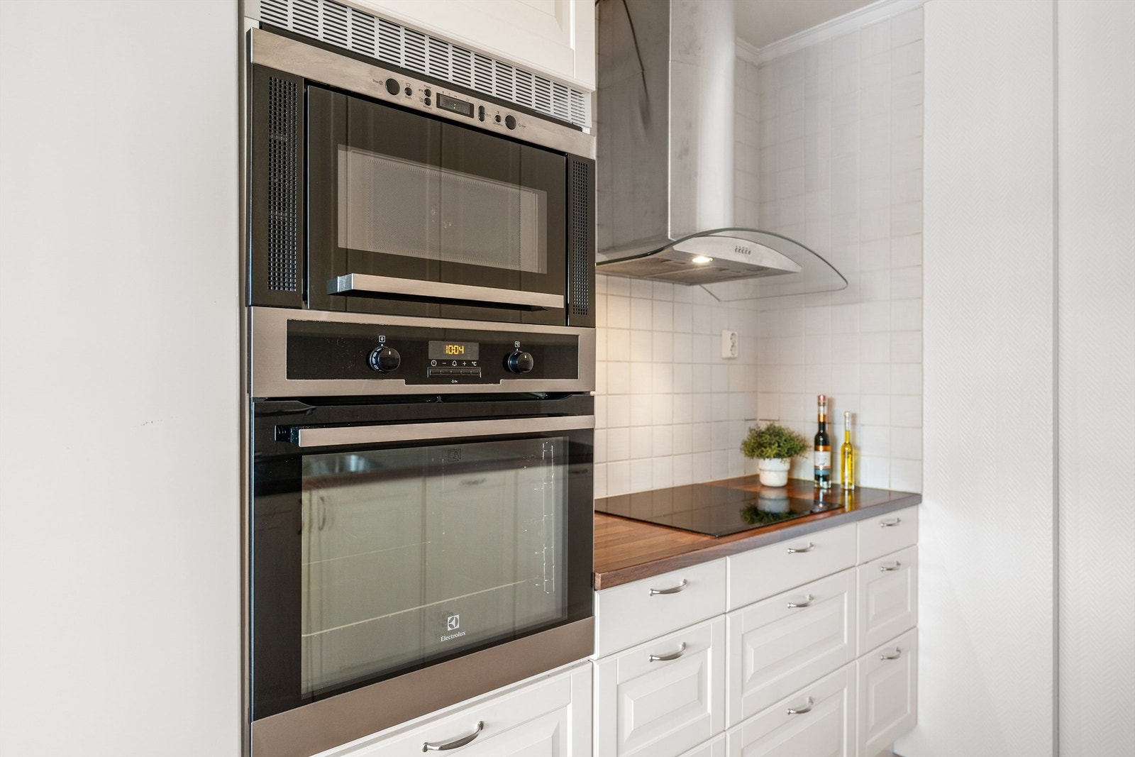 Kjøkkenet har integrert platetopp, stekeovn og mikrobølgeovn. Galleribilde