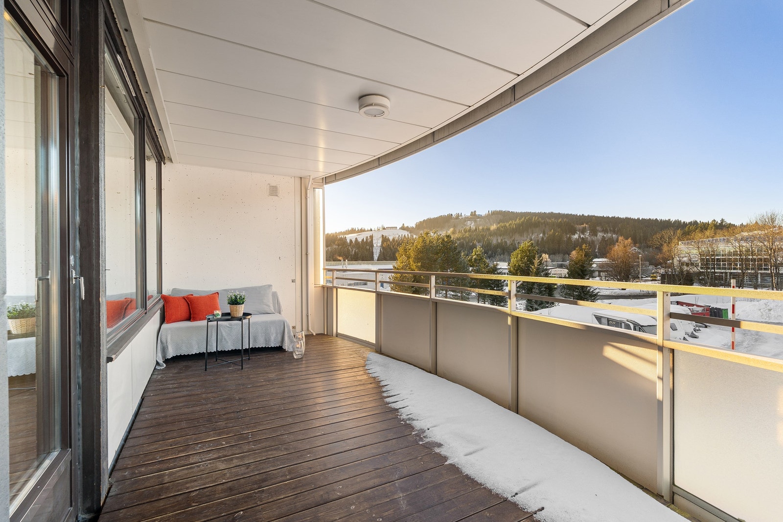 Fra stuen har man direkte utgang til en overbygd balkong på 13 kvm med gode solforhold og fin utsikt. Ingen innsyn. Galleribilde